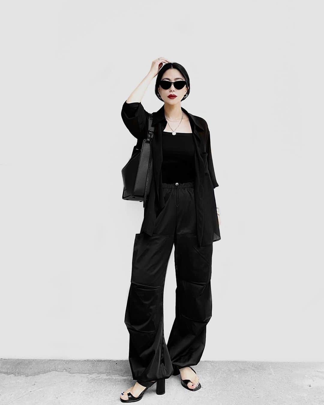 lve_xxxxのインスタグラム：「. . ﾄﾞﾀﾊﾞﾀ予定🗓️詰め込みの本日。  日中は外出た時はもう、 暑過ぎて溶けるかとおもた🫠🫠🫠  ｼｱｰｼｬﾂは来月発売予定。 これ、3点ｾｯﾄなんでお得なやつ！ 詳細お楽しみに✌️  ﾊﾟﾗｼｭｰﾄﾊﾟﾝﾂはZARAです。  ｻﾝﾀﾞﾙは、週末発売の select！  今日一日中履いて動き回ったけど 足指痛くならなかったから ﾋｰﾙだけどなかなか優秀かも！  ﾀﾞﾎﾞﾊﾟﾝとかには ﾋｰﾙ合わせがやっかし可愛いよねー🤔♡  さて、24時間TVのなにわちゃん LINEスタンプ買ったから (使い道わからんのあるけど😆  友達に送りつけよー！←  .」
