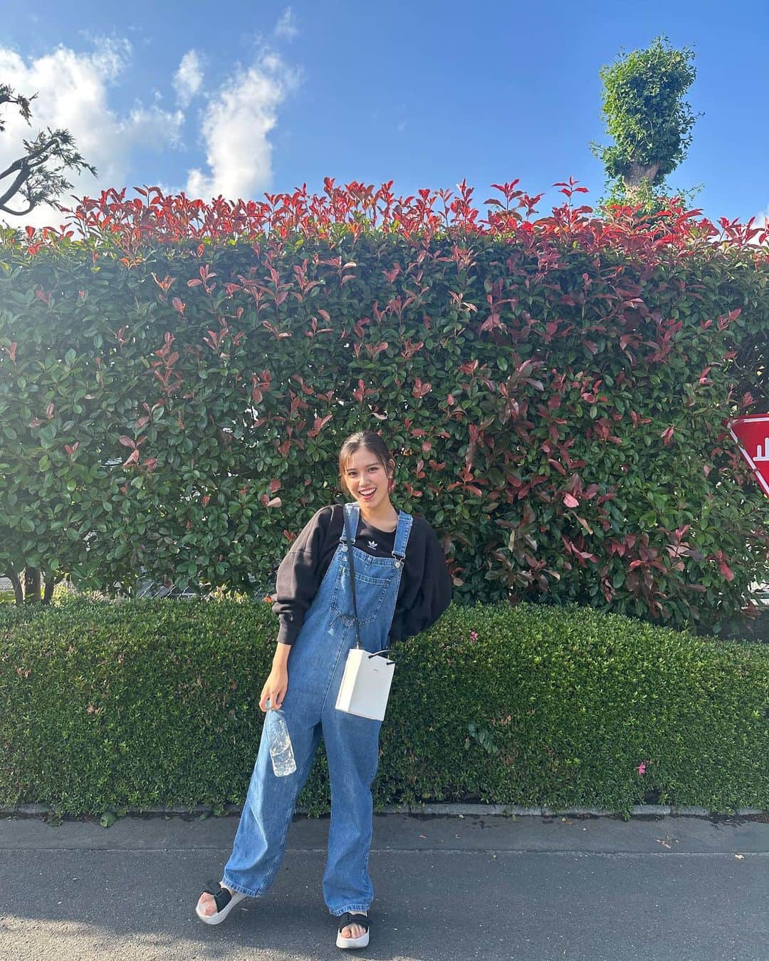 増田小春のインスタグラム：「ーーーーーーーー 少し前の写真になっちゃうけど、、、  最近ずっと暑くていい感じっ🌊🌿 夏は、都会より自然なところに行きたくなるなぁ🤍  みんな水分補給も忘れずにねっー！  #こはる #fashion #makeup #お団子ヘア #オーバーオール #zara #adidasoriginals #adidas #moussy #suntory #天然水」