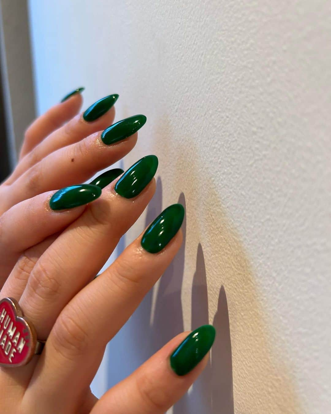 那須川梨々さんのインスタグラム写真 - (那須川梨々Instagram)「☺︎  New nail💅  今回なんと！ 初ワンカラー💚💚💚💚💚💚 緑が好きすぎて一周回ってこうなった😂  誕生日月だし好きな色にしたかったのだ‼︎🫶🏻  いつもいつも可愛いネイルありがとうございます😌💞 @chizuru___enoi   とてもうふふな気分🌈🗽🦋💚  →→→→→→→→→→→→→→→→ #new #おにゅー #nail #nails #ネイル #ネイルデザイン #トレンドネイル #シンプルネイル #ワンカラー #ワンカラーネイル #ワンカラーネイルデザイン #green #グリーン #緑 #緑ネイル #アーモンド #オーバル #アーモンドネイル #派手色 #アクセサリー #シルバーアクセサリー #シルバーリング #em #humanmade #ヒューマンメイド #休日 #休日の過ごし方 #休日コーデ #おりりの休日 #美容day」7月6日 21時23分 - riri_0710