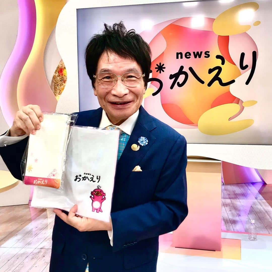 尾木直樹さんのインスタグラム写真 - (尾木直樹Instagram)「「newsおかえり」のグッズが出来ました〜^ - ^ハンドタオルとスマホショルダーです♪ 番組の「おかえりごはん」のコーナーに採用された方にプレゼントされるみたいですよ😊 皆さんぜひ応募してみてねー！ ｰ #newsおかえり#ノベルティ#グッズ#ハンドタオル#スマホショルダー#尾木ママ#朝日放送#エビシー」7月6日 21時24分 - oginaoki_ogimama