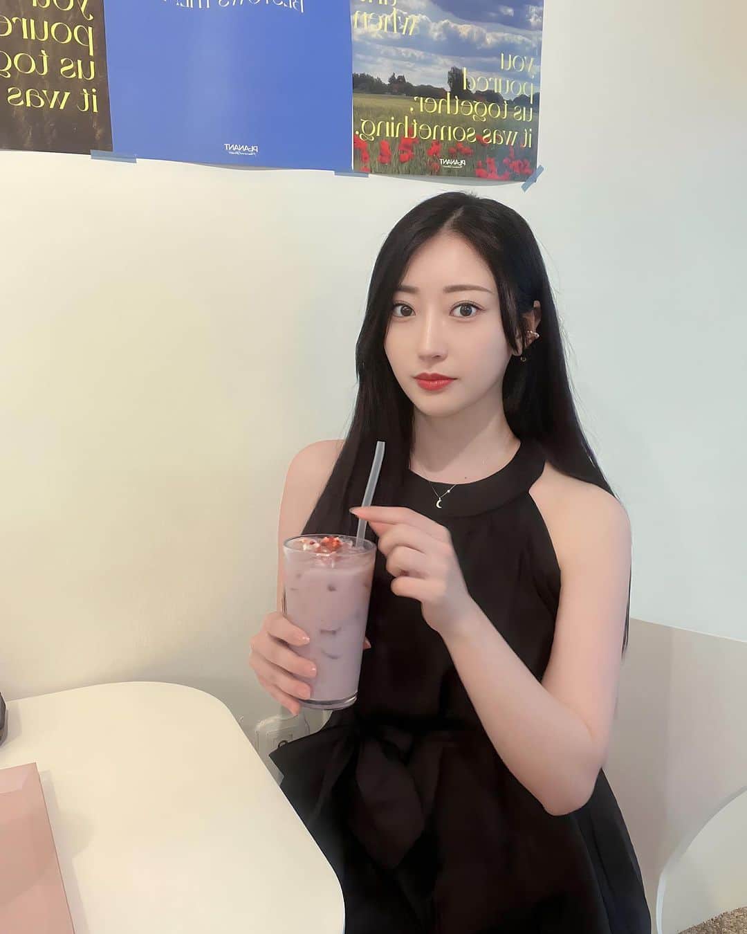 山木彩乃のインスタグラム：「😐 . . #なんともいえない表情   쿨한 어른 코스프레를 하고 있는 여자😗👍🏻」