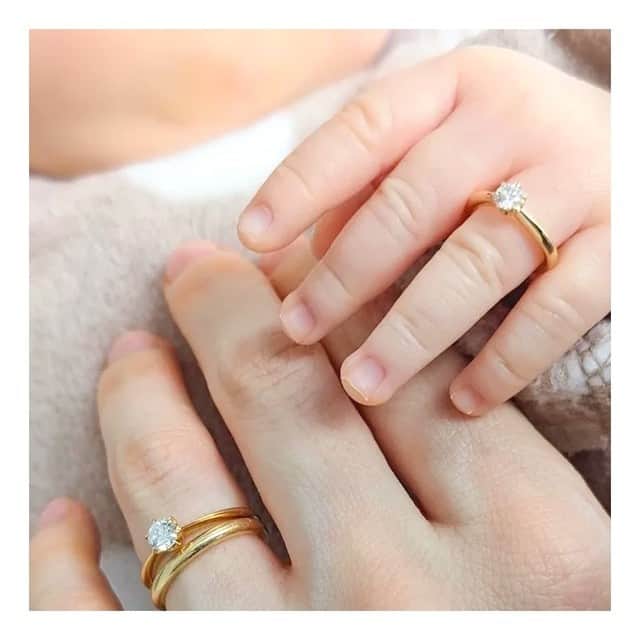 ith / イズ オーダメイド結婚指輪さんのインスタグラム写真 - (ith / イズ オーダメイド結婚指輪Instagram)「ベビーリングは、まるで初めて腕に抱いた我が子のよう。 小さくて儚げに見えても、本物のジュエリーです。  たった数ヶ月でいつの間にか指を通らなくなる、それこそが成長の証。  いつかお子様がジュエリーを身に着ける日まで、ご家族がネックレスとして身に着けて過ごすことができます。  慌ただしくすぎる毎日の中で、出産の日の気持ちを思い出させてくれるベビーリング。  ご家族の愛情をかたちに残すため、ithの工房で1点ずつ思いを込めて手仕事でお仕立てします。  ***********************************  ⧉ 暮らしに寄り添うジュエリー  ith online store ☞  @ith_jewelry   ⧉ ith 公式WEB  @ith_marriage アカウントTOPへ 　 ☞ プロフィールURLをタップ  ⧉ 公式ハッシュタグ   ☞ #イズマリッジ   ***********************************  #結婚指輪 #マリッジリング  #婚約指輪 #エンゲージリング #カスタマイズ #オーダーメイド #オーダーメイドリング #手仕事 #結婚指輪オーダー #アトリエ #ゴールドリング  #ダイヤモンド #結婚指輪探し #結婚指輪選び #指輪選び #指輪探し #結婚準備 #婚約 #プロポーズ #プレ花嫁  #花嫁準備 #2023秋婚 #2023冬婚  #2024春婚 #2024夏婚 #職人 #ベビーリング #出産祝い」7月6日 21時25分 - ith_marriage