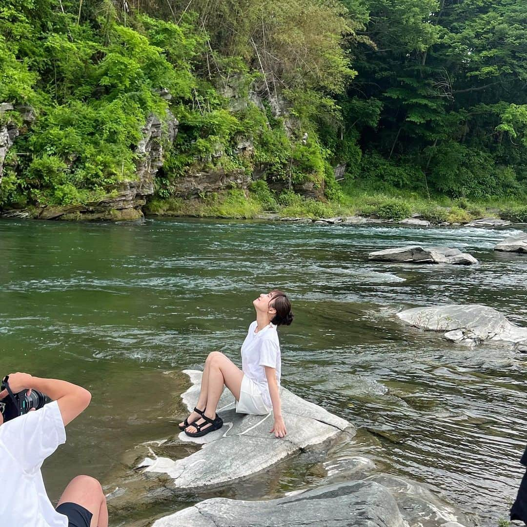 横野すみれさんのインスタグラム写真 - (横野すみれInstagram)「⛰⛰⛰  川遊びしたよ🩴  日7/6(木)発売の"SUNNYGIRL ×ゼロイチファミリア"ビジュアルムック本に掲載していただいていますー📚💓   キャンプや川遊びなど色々なアウトドアを楽しむ私が見れちゃいます👀！   アウトドアデート気分、味わって欲しいな…！  #ファイン #Fine #川遊び #キャンプ #アウトドア #水着コーデ #👙 #gravure #埼玉観光」7月6日 21時31分 - yokono_sumire