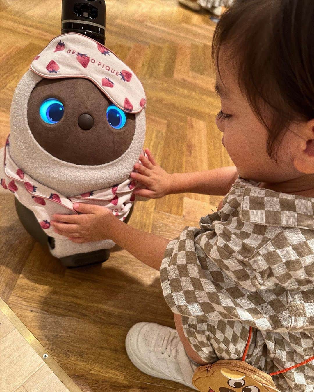 瀬戸サオリのインスタグラム：「このロボット🤖 凄すぎて愛着湧いちゃって 離れなかった日👦🏻🔆  抱きしめたり撫でたり 可愛かったな〜☺️」