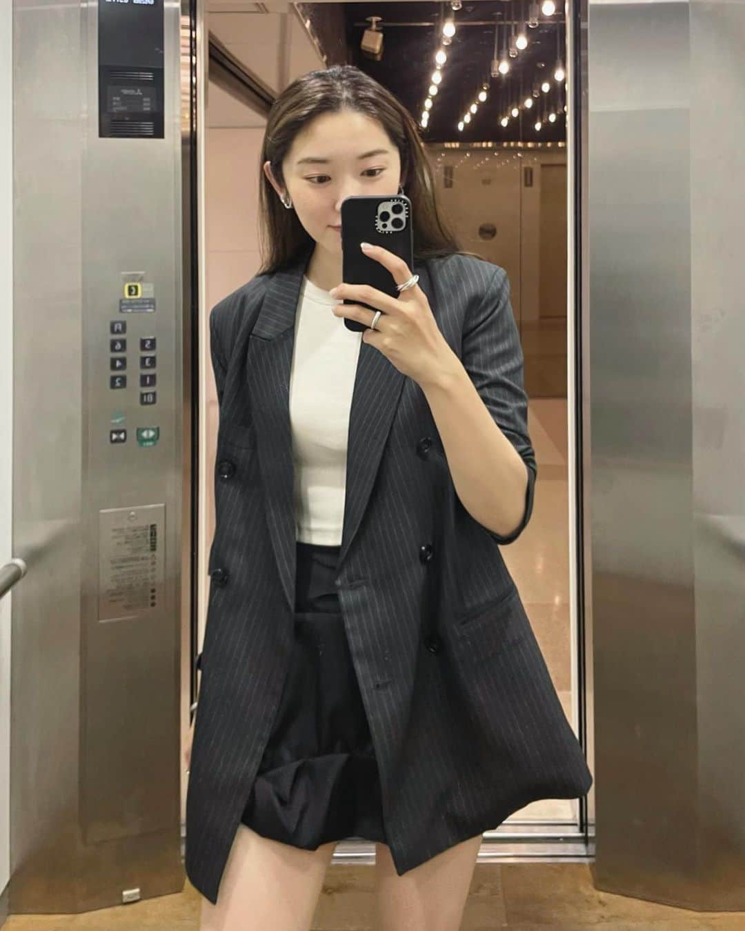 mina hinokuchiのインスタグラム：「. ミニが履きたいな〜っと思って そういえばお店にも可愛いスカートちょうも入ってた！と思って組んだコーデ🫶🏻  ランダムにくしゃっとなったバルーンスカート。 秋冬まで活躍しそう！ 今はタンクで🌙  秋のおすすめ雑貨もちらり👀  . #Chico #チコ #salonbychico  #coordinate #コーディネート #ootd #ミニスカート #高身長コーデ」
