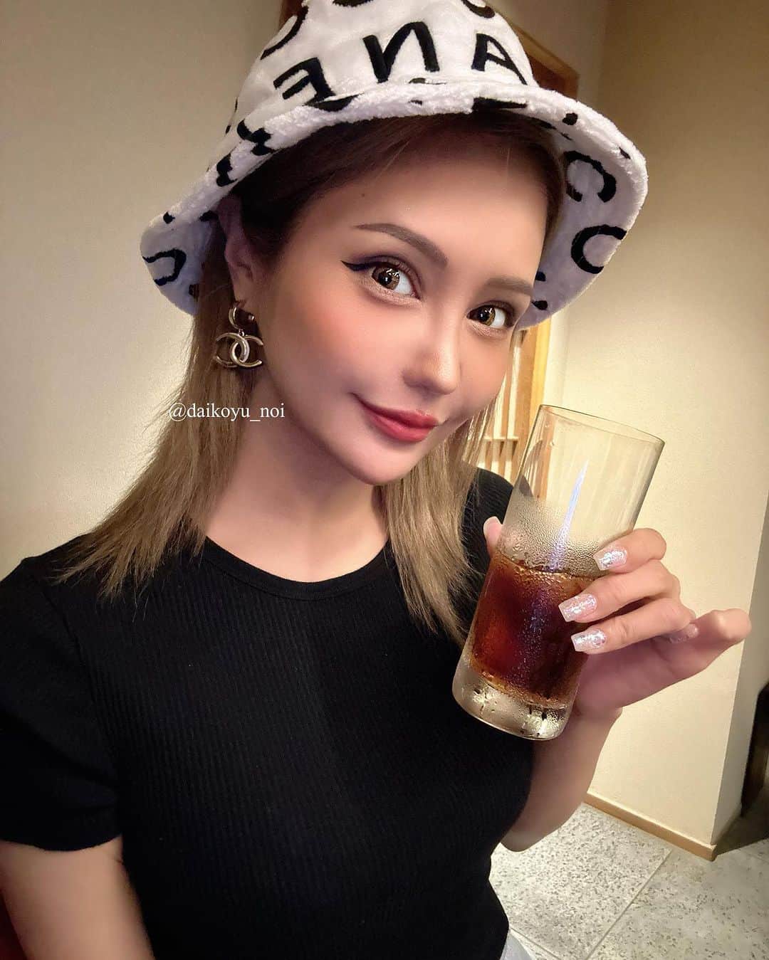 のいちゃんのインスタグラム：「. . ずっと気になってたお店 BB SALONに他院修正しに眉アートしに行ってきました♡ 昔にしたオレンジ色の残り跡が気になってきたし、 カタチも平行からアーチっぽくしたくて🫶🏻  基本お任せで、デザインは骨格に合わせてアーチっぽくしたいって伝えて、似合わせでしてもらったよ💜  痛みなんだけど、我慢できる痛みって感じ💡  時間は一瞬で、うとうと寝そうになりながら 寝る前には終わってました。笑 仕上がりはまじで自然🥹 早く色が定着したらメイクもっと楽しめそう💄 まじで行ってよかったなぁ👶🏼  これでまた楽になるわ〜🫶🏻✨ 何もしないって最高‼︎  #bbsalon#BBSALON #韓国メイク#韓国美容 #アイブロウ#eyebrows #artmakeup#大阪アートメイク #アートメイク大阪#ヘアライン #美容#タトゥー #眉毛アート#眉タトゥー #韓国メイク#韓国美容 #ヘアライン #他院修正」