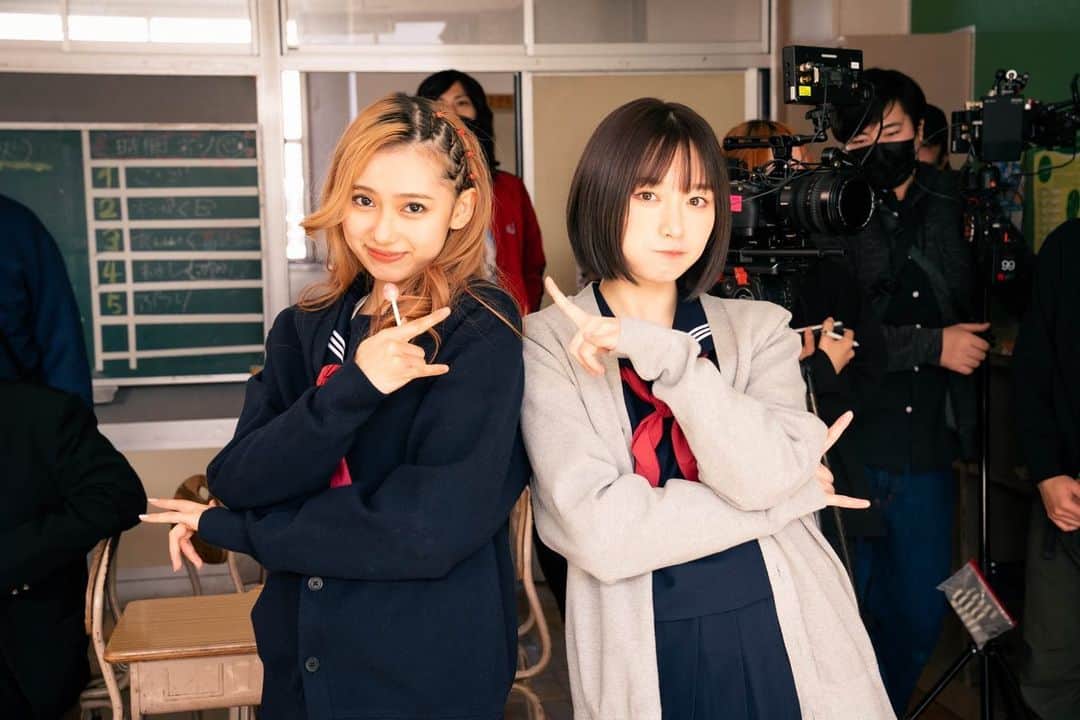 吉田凜音のインスタグラム：「明日から公開です！！  『先生！口裂け女です！』 是非映画館にてご覧ください オフショット！！！ ギャルかわレイナちゃんと❤️‍🔥」