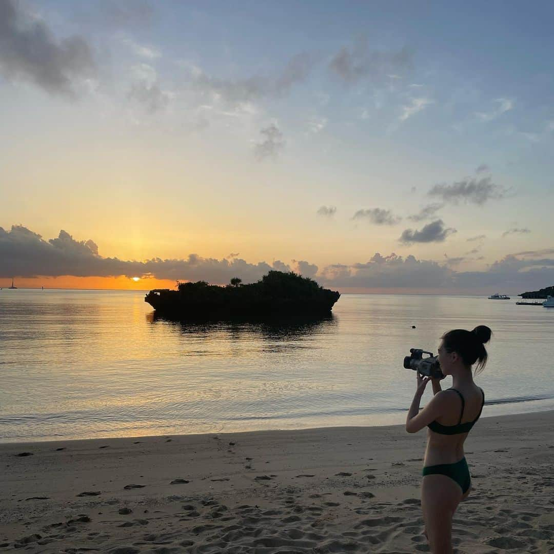 フェン・シャーニィーさんのインスタグラム写真 - (フェン・シャーニィーInstagram)「My first time in Okinawa !!! 💗☀️🌷🛹🤿」7月6日 21時42分 - sharniefenn