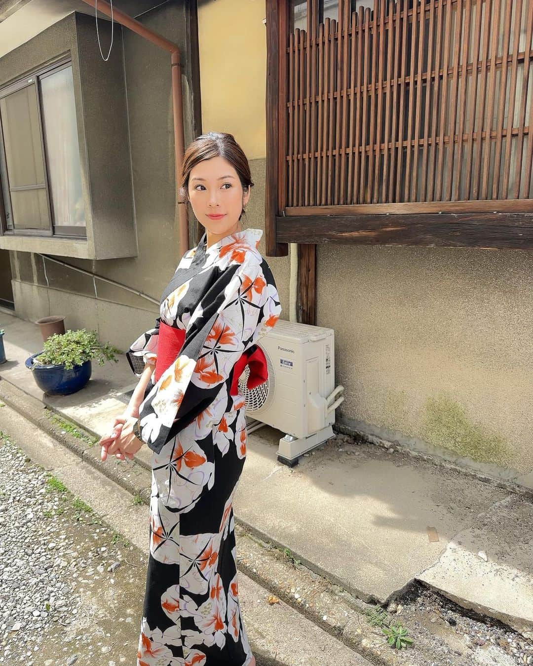 内田瑞穂のインスタグラム：「浴衣着ました👘歳を重ねるごとに浴衣や着物が様になってきた気がします。日本文化の奥深さを年々感じてます☺️  #浴衣 #浴衣女子 #京都」