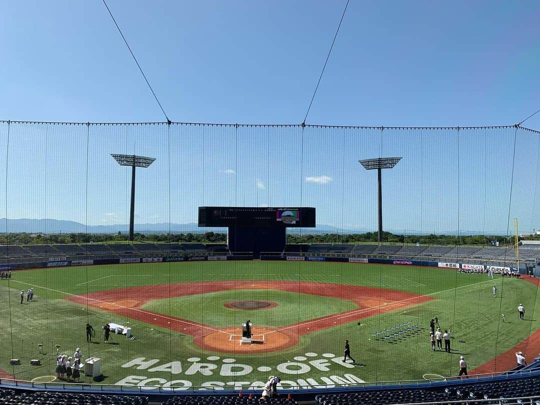 大石悠貴さんのインスタグラム写真 - (大石悠貴Instagram)「【感動の開会式⚾️】  きょう夏の高校野球新潟大会が幕を開けました！  全80校68チームの堂々とした行進… 高田北城の内藤主将の選手宣誓… 開幕試合直後の渡辺さんの始球式…  もう鳥肌と感動が止まらない一日でした。  実況をし、取材をし、カメラを回し…バタバタの一日でしたが、そんな疲れも吹っ飛ばす球児の皆さんのはつらつとした姿は 本当に元気をもらえます。  ただ、開幕と言ってもすでに2試合が終わり、 最後の夏が終わりを告げた球児もいます。 その球児の分まで、試合を控える球児の皆さんには 頑張ってもらいたいですし、私たちも皆さんの一挙手一投足を伝え続けていけたらと思います。  この夏にかける全ての皆さん… 頑張れー！！！  #高校野球 #新潟 #開会式 #アナウンサー #大石悠貴 #富山詠美 #ハードオフエコスタジアム #エコスタ #このビッグパネルは準決勝決勝でも登場 #思い思いのポーズで撮ったり #私たちのように大きさを表現したり #是非パネルの前で写真を撮って大会を盛り上げて頂けたら幸いです🙇‍♂️」7月6日 21時42分 - ux_oishi.yuki