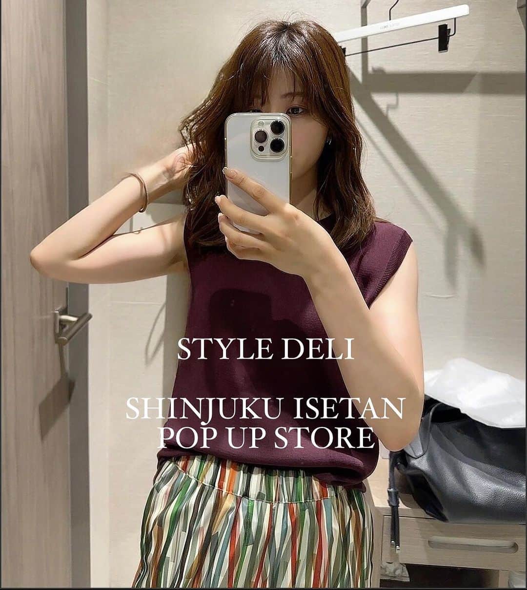 のインスタグラム：「新宿ISETANでやってい @styledeli_official の POPUP STOREに行ってきました！ ⁡ ⁡ ⁡ ⁡ ⁡ 生地がしっかりしていて デザインも可愛いのに手に取りやすい価格🫶🏻 ⁡ ⁡ ⁡ ⁡ ⁡ 可愛いのでいっぱい試着しましたが 花柄のロンパースとブルーのニットトップスをお持ち帰り。 ボルドーのトップスと柄のボトムス合わせも可愛かったな、、、買ってくるべきだったかな、、、⁡ ⁡ ⁡ ⁡ 花柄のロンパースが個人的に 本当に本当に本当におすすめで 骨格ウェーブさん大優勝なロンパースだよ🖤  #スタイルデリ#styledeli」