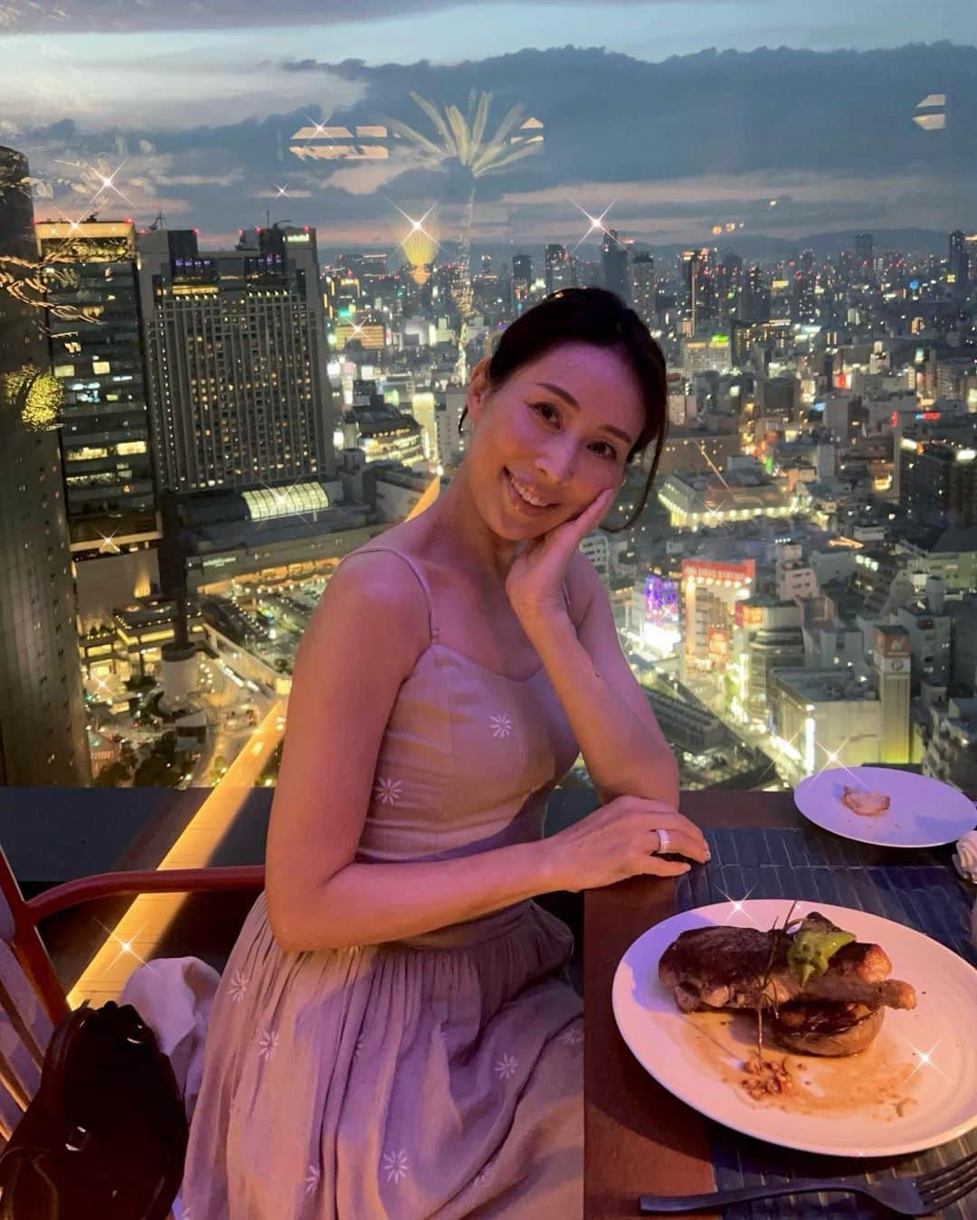宮田綾子さんのインスタグラム写真 - (宮田綾子Instagram)「センタラグランドホテル大阪🏨ディナーはタイで人気のレストラン クルードデッキ🌃 日没から夜景の大阪の景色を眺めながら、美味しいお食事、海外のような雰囲気最高でした🍴 今話題のNEWホテル センタラグランドホテル大阪のお部屋やスパの投稿もあります、他の投稿もチェックしてみてね👀 ❤️ @ayako__miyata ←21.2万フォロワーありがとう❤️  そして昨日から始めた新しいアプリThreadsもたくさんの方がフォローしていただきありがとうございます💗 インスタにもTwitterにも無いことを書いたりしてます、笑 私のプロフィール写真の下の@のところを押して見てみてね👆  🦋8/26(土)大阪「宮田綾子の結果にこだわるインスタセミナー」開催 インスタグラム上手に使いたいなという方お気軽にお越しください♩ 詳細はプロフィールURLから @ayako__miyata      @centaragrand_osaka 🏨 #センタラグランドホテル大阪 #centaragrandhotelosaka #大阪グルメ #大阪カフェ #大阪ランチ #大阪ホテル #大阪観光 #大阪旅行 #大阪デート #なんばグルメ #なんばカフェ #なんばランチ #なんばパークス #難波グルメ #難波カフェ #難波ランチ #難波ディナー #グルードデッキ #タイ料理 #タイレストラン」7月7日 8時36分 - ayako__miyata