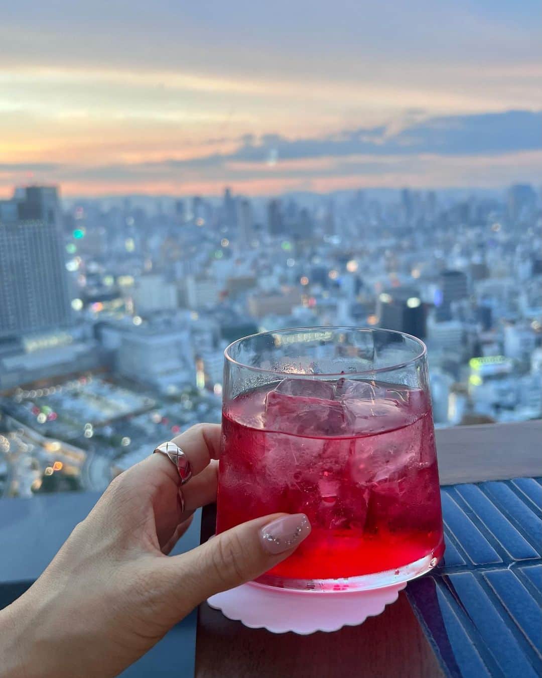 宮田綾子さんのインスタグラム写真 - (宮田綾子Instagram)「センタラグランドホテル大阪🏨ディナーはタイで人気のレストラン クルードデッキ🌃 日没から夜景の大阪の景色を眺めながら、美味しいお食事、海外のような雰囲気最高でした🍴 今話題のNEWホテル センタラグランドホテル大阪のお部屋やスパの投稿もあります、他の投稿もチェックしてみてね👀 ❤️ @ayako__miyata ←21.2万フォロワーありがとう❤️  そして昨日から始めた新しいアプリThreadsもたくさんの方がフォローしていただきありがとうございます💗 インスタにもTwitterにも無いことを書いたりしてます、笑 私のプロフィール写真の下の@のところを押して見てみてね👆  🦋8/26(土)大阪「宮田綾子の結果にこだわるインスタセミナー」開催 インスタグラム上手に使いたいなという方お気軽にお越しください♩ 詳細はプロフィールURLから @ayako__miyata      @centaragrand_osaka 🏨 #センタラグランドホテル大阪 #centaragrandhotelosaka #大阪グルメ #大阪カフェ #大阪ランチ #大阪ホテル #大阪観光 #大阪旅行 #大阪デート #なんばグルメ #なんばカフェ #なんばランチ #なんばパークス #難波グルメ #難波カフェ #難波ランチ #難波ディナー #グルードデッキ #タイ料理 #タイレストラン」7月7日 8時36分 - ayako__miyata
