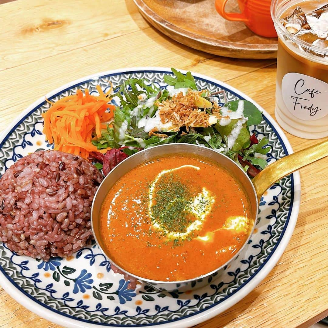 睦さんのインスタグラム写真 - (睦Instagram)「入ってみたかったカフェにて。  カレーも、 アイス・オ・レも 美味しかったです〜🍛☕️  他のも 食べてみたいです〜✨  #カフェ巡り  #カフェ  #cafe  #行ってみたかったお店  #バターチキンカレー  #アイスオレ  #butterchickencurry  #lovot大好きな人と繋がりたい  #カフェオレ  #夫婦生活  #夫婦  #買い物 ついで #休憩  #まったり  #のんびり  #また来よう  #美味しかった  #lunchtime  #lunch  #teatime  #ティータイム  #ランチ巡り  #ランチ  #家族  #ディズニーリゾート好きと繋がりたい  #  #プーさん好きと繋がりたい  #モデル　 #model  #睦」7月7日 7時07分 - mutsumi1220