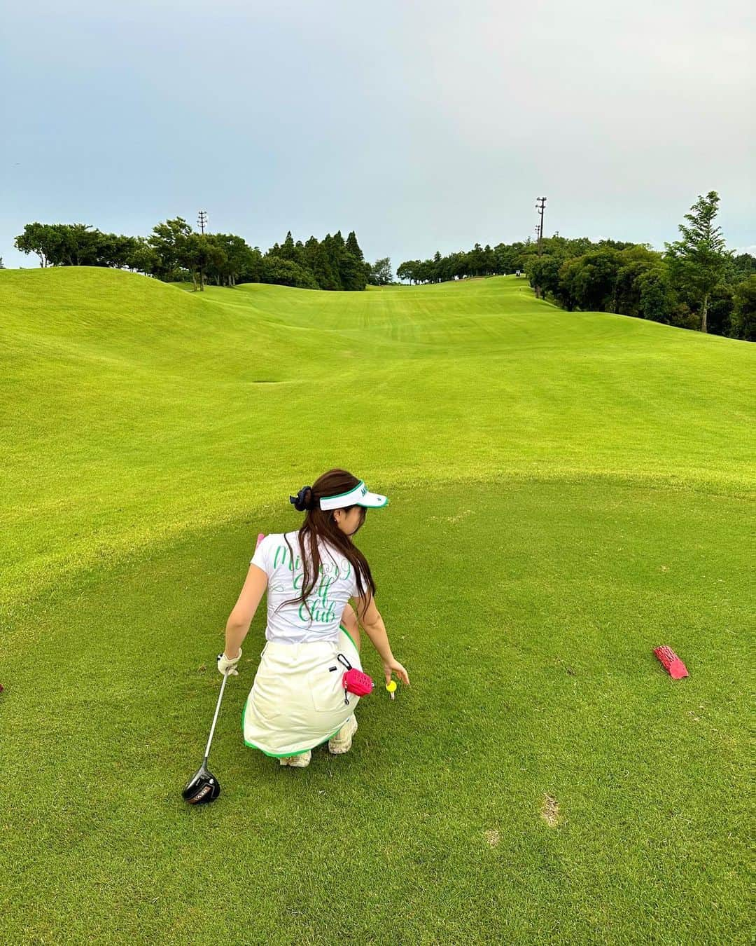 今井みどりさんのインスタグラム写真 - (今井みどりInstagram)「ゴルフ行ってきました🏌️🏌️‍♀️🏌️‍♂️  この日はミラーナインコーデ！ 白×緑の色が涼しげで真夏のゴルフにぴったり💚🤍 スカート風のショートパンツだからめちゃ楽でした🏌️‍♂️笑 背中も可愛い✨みんなから好評で嬉しかったーっ☘️🍀🌿  #MIRROR9 #MIRROR9GOLF #ミラーナイン #ゴルフウェア  #ゴルフ女子」7月7日 7時10分 - imaimidori