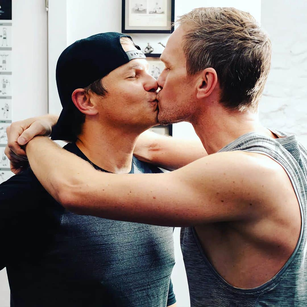 ニール・パトリック・ハリスのインスタグラム：「Happy International Kissing Day! 😙😘🥰 #neilpatrickharris #davidburtka #nph #db #tagsforlikes #actors #lovethem #handsome #chef #kiss #internationalkissingday #myedit #repost #couple #husbands @nph @dbelicious 💚💙💚💙」