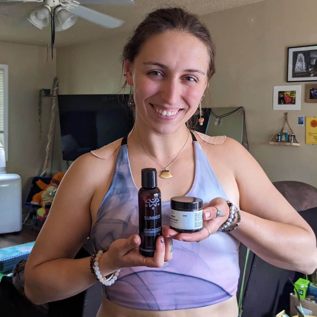 コートニー・ヒックスのインスタグラム：「Hello I'm back at you again with another product recommendation! I've been trying out @getsunmed CBD products for a little bit and I'm really pleased with the results! I'm a particularly big fan of the massage oil and the CBD topical cream; they've been really helpful in getting me through various aches and pains associated with training and competing. Thank you to @getsunmed for sending me a trial box! #getsunmed #EmbraceSunMedWellness」