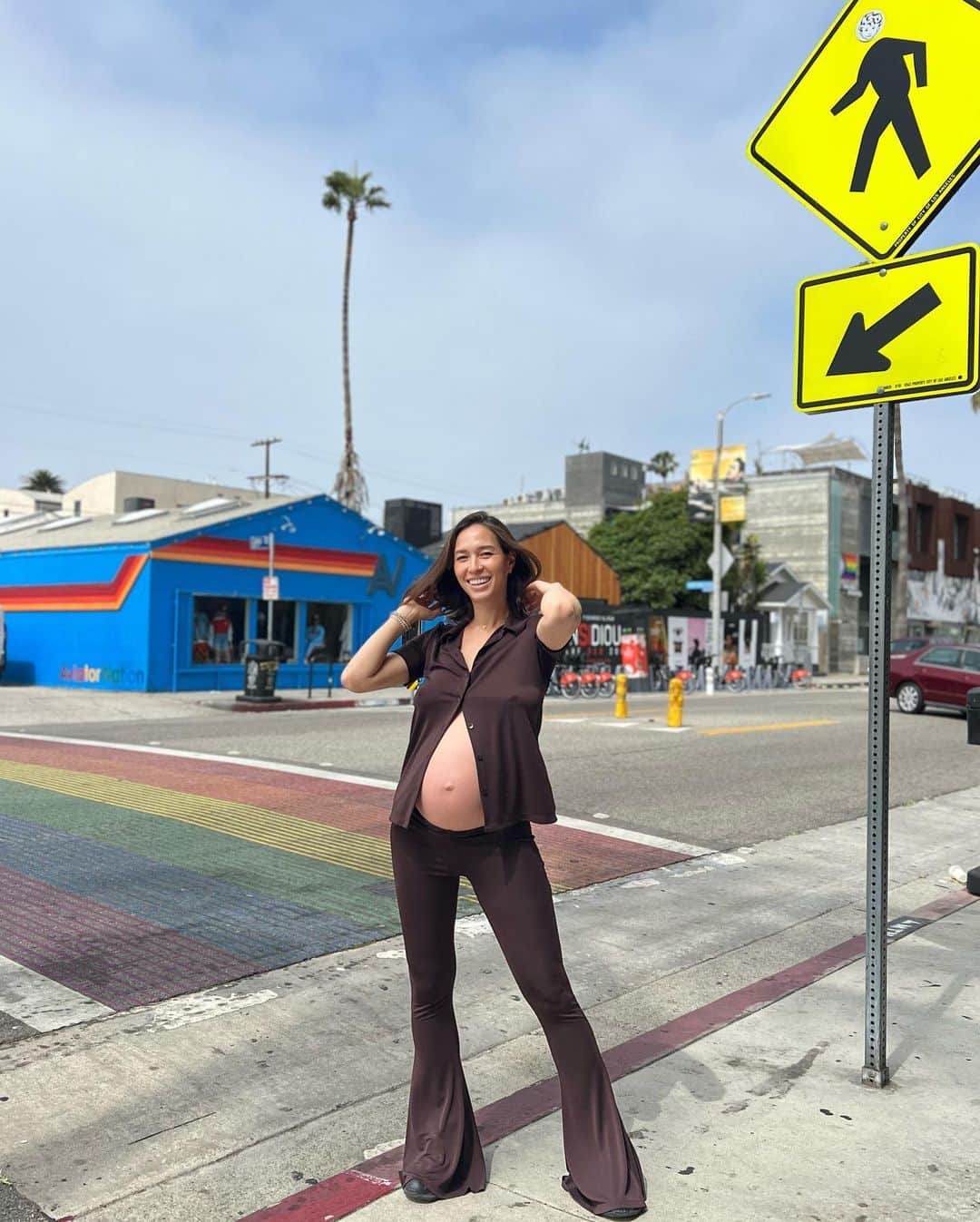 Livのインスタグラム：「Bump spam! How do I only have 8 weeks to go 🙈 #notready #32weekspregnant #bumpin」