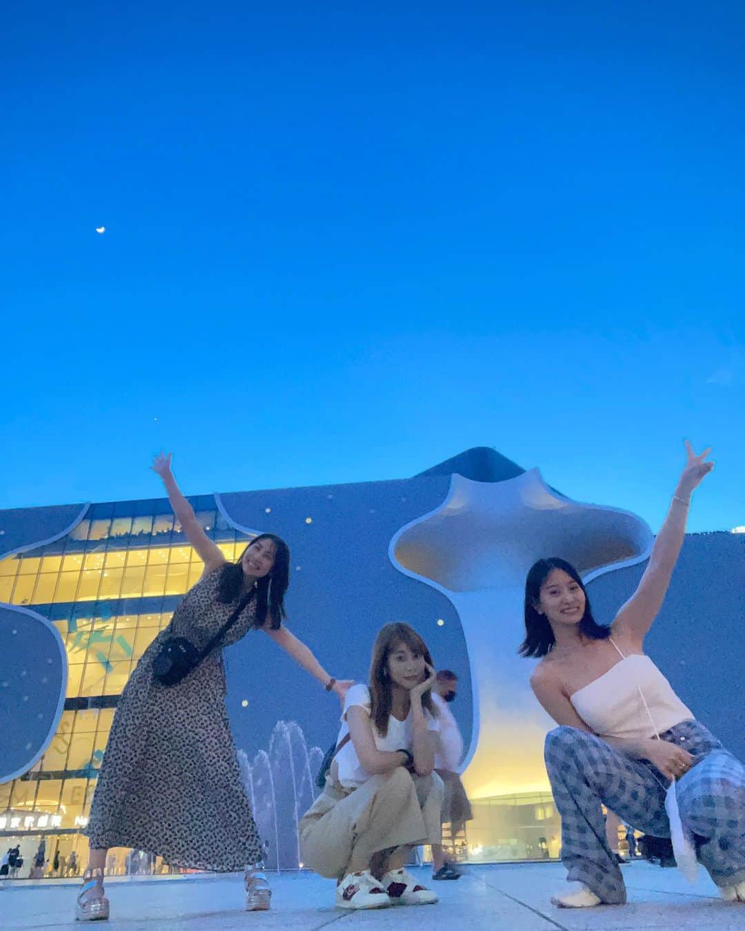 近野莉菜のインスタグラム：「ここも行きたかった、台中の国家歌劇院⭐️  ミュージカルや演奏会に使われる場所で、夕方に行ったら、建物がプラネタリウムみたいに星に見えて、気がついたら月が出てた🥹🌙  そして、ポーズがダサくてエモい🥹🥹🫶  #台中 #国家歌劇院 #ちかりな私服」