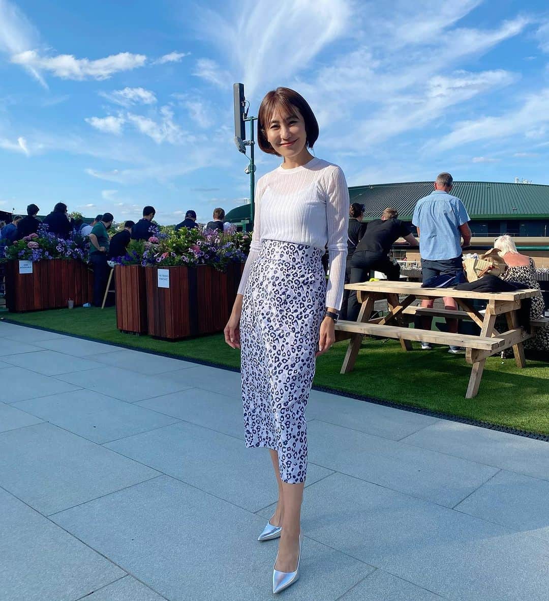 森上亜希子のインスタグラム：「本日の衣装です。 Styling by @mari_takarada   今日はウィンブルドンが始まって初めて終日お天気が良く、すごく気持ちの良い一日でした。 そして、綿貫選手が素晴らしい試合で見事1回戦勝利👏👏 綿貫選手の少し涙を浮かべてる様な表情が何とも言えませんでした🥹🥹  明日の2回戦はズベレフ選手とです！ 思い切りの良いテニスで戦ってほしいです！  青空とこの薄いパープルとシルバーのレオパード柄とシースルートップスがとても綺麗でした！  Tops & Skirt @elendeek  Shoes Zara(スタイリスト私物)  #wimbledon  #tennis #テニス #解説 #衣装紹介 #elendeek」