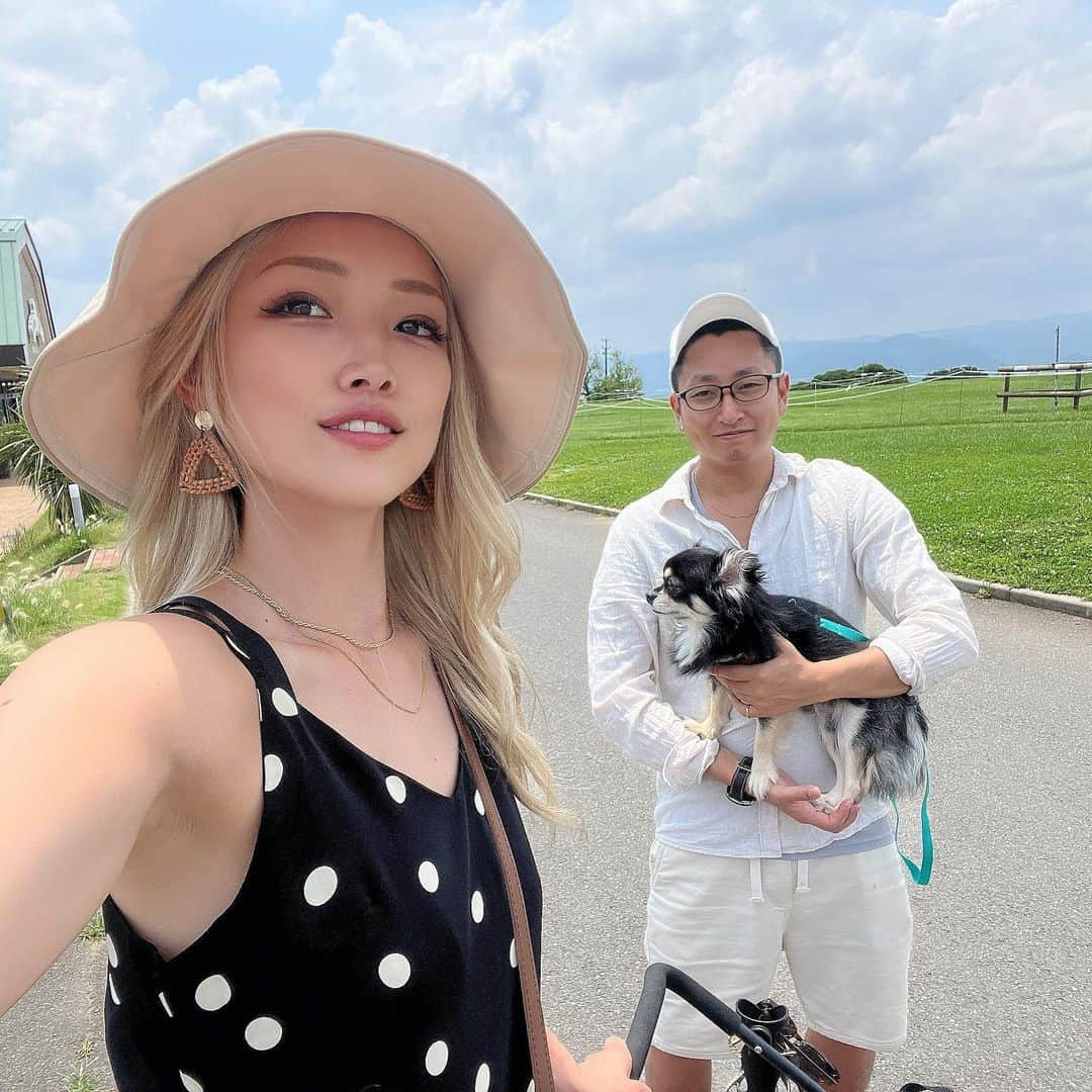 MIIKAさんのインスタグラム写真 - (MIIKAInstagram)「マザー牧場楽しかった😂🐐 撮ってもらった写真が2匹ともバッチリカメラ目線でいい写真すぎ🥹🤟 お出かけっていいね🩵 . . #マザー牧場 #愛犬#犬連れ旅行  #旅行#デート#ラブ#写真 #千葉#観光#動物#ふれあい遊び  #ワンピース#ギャル#金髪 #instagood #likeforlike #繋がりたい #フォロー #tripstagram#旅行コーデ  #いいね #撮影 #インスタ映え #travel #いいね返し #旅行好きな人と繋がりたい」7月7日 7時37分 - miicyan430