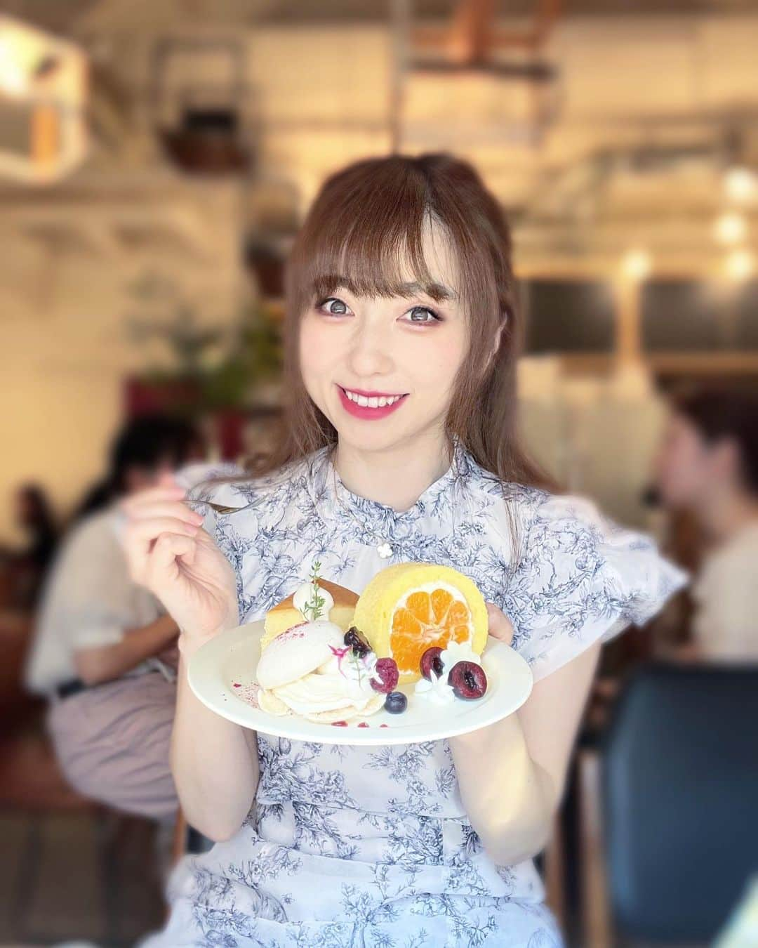 早川愛さんのインスタグラム写真 - (早川愛Instagram)「🍊🍹💛  おやつプレート🧡💛 @cafewall2014   おいしくて店員さんもすごく優しくてアットホームな雰囲気で、2人ともお気に入りのカフェになりました🫶 新宿でカフェ難民だったからいいところみつけました🤫 Kちゃんといつもお店でても永遠に話してる😆楽しかった💛🧡  ・  #おやつプレート #新宿カフェ #新宿グルメ #新宿 #穴場カフェ」7月7日 7時39分 - megumegu_1006