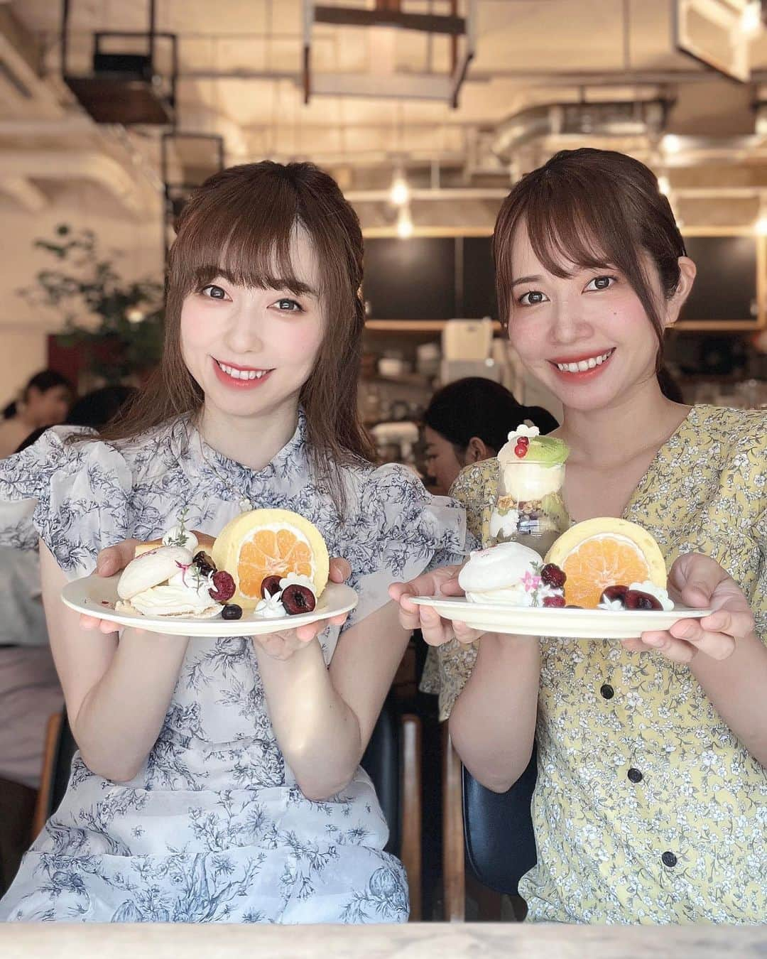 早川愛さんのインスタグラム写真 - (早川愛Instagram)「🍊🍹💛  おやつプレート🧡💛 @cafewall2014   おいしくて店員さんもすごく優しくてアットホームな雰囲気で、2人ともお気に入りのカフェになりました🫶 新宿でカフェ難民だったからいいところみつけました🤫 Kちゃんといつもお店でても永遠に話してる😆楽しかった💛🧡  ・  #おやつプレート #新宿カフェ #新宿グルメ #新宿 #穴場カフェ」7月7日 7時39分 - megumegu_1006