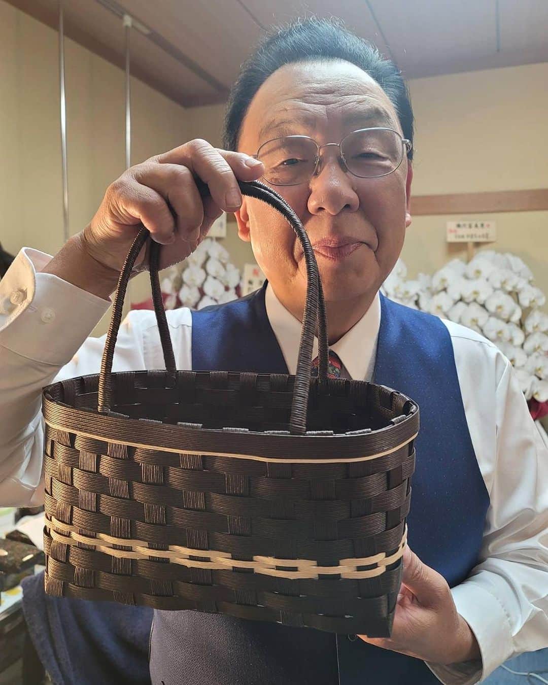 梅沢富美男のインスタグラム：「このかごバッグ可愛いでしょ？ なんと研ナオコさんの手作りです。 舞台裏で黒子が僕の飲み物入れて持ち歩いてます！ 研さんありがとう！  #研ナオコ #手作りバッグ #梅沢富美男劇団 #明治座公演」