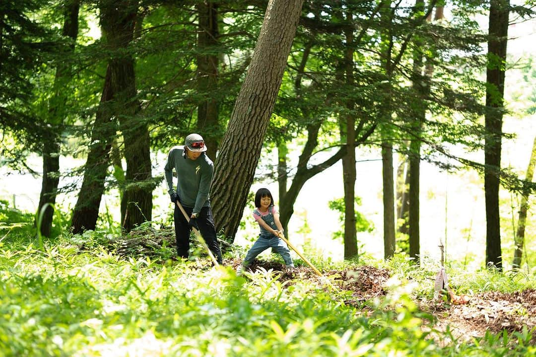 山本幸平のインスタグラム：「長野県富士見町、町民広場内のトレイル整備日。 子供と一緒に遊びながらマウンテンバイク環境作り出来る幸せ✌️ シェアトレイル @specialized_japan  #諏訪八ヶ岳マウンテンバイク協会」