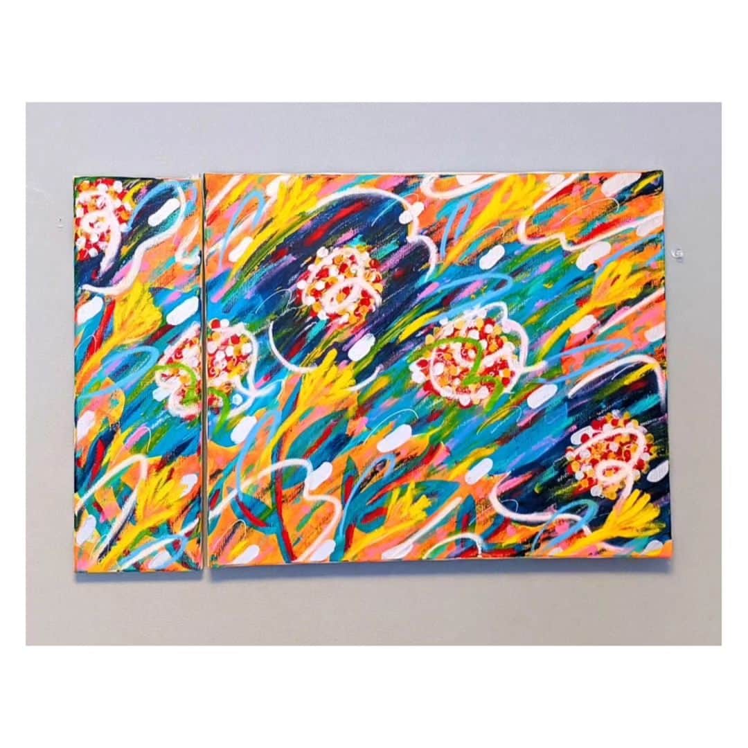 大塚咲のインスタグラム：「『たんざく展ＸIII』 銀座 新井画廊にて 7/10~7/22 『そのつづき展』 Artglorieux GALLERY (GINZA SIX 5階) 7/13日~7/19が開催されます。 連動企画となっていて、２つの絵を合わさるように描いています。 新作です。指で描いた作品👆是非見て下さいませ🔥🔥  @hakkendo  @artglorieux  @arai_gallery」