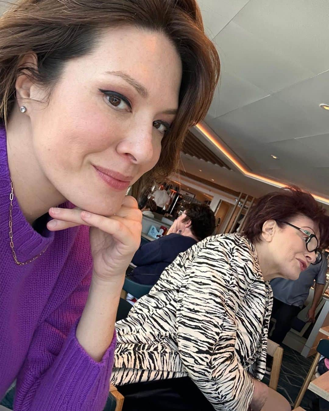 ミッチェル・コリンズさんのインスタグラム写真 - (ミッチェル・コリンズInstagram)「It hasn’t even been 4 hours at sea and mom’s already starting rumors in the buffet…. (swipe)  And a lost luggage non-update: @icelandair isn’t even responding to me anymore which probably means I’ll be wearing the same bra for 10 DAYS. Any tips for dealing with missing/lost luggage from an airline? xoxo me & my piggy tee 🐽」7月7日 7時55分 - michcoll