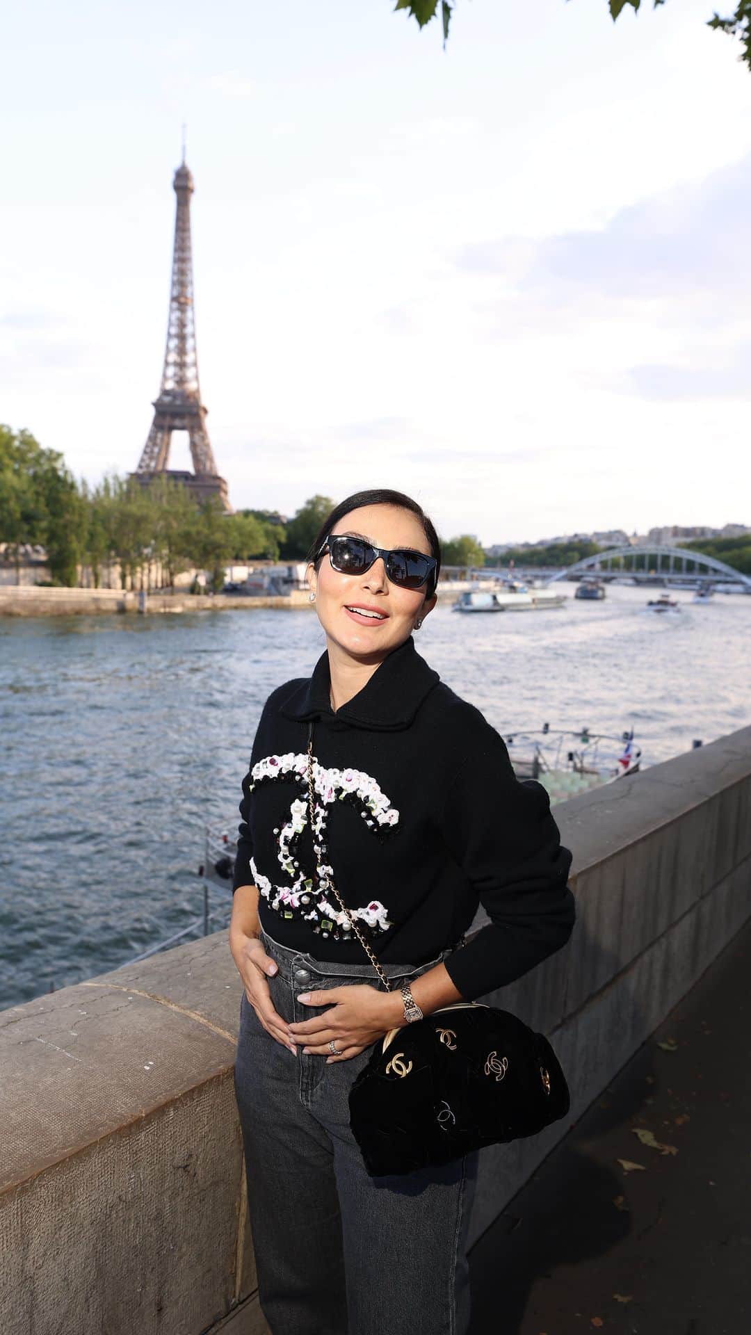 Lalá Noletoのインスタグラム：「9 meses de fotos com a mão na barriga 🤰🏻❤️ Uma grávida feliz em Paris ❤️」
