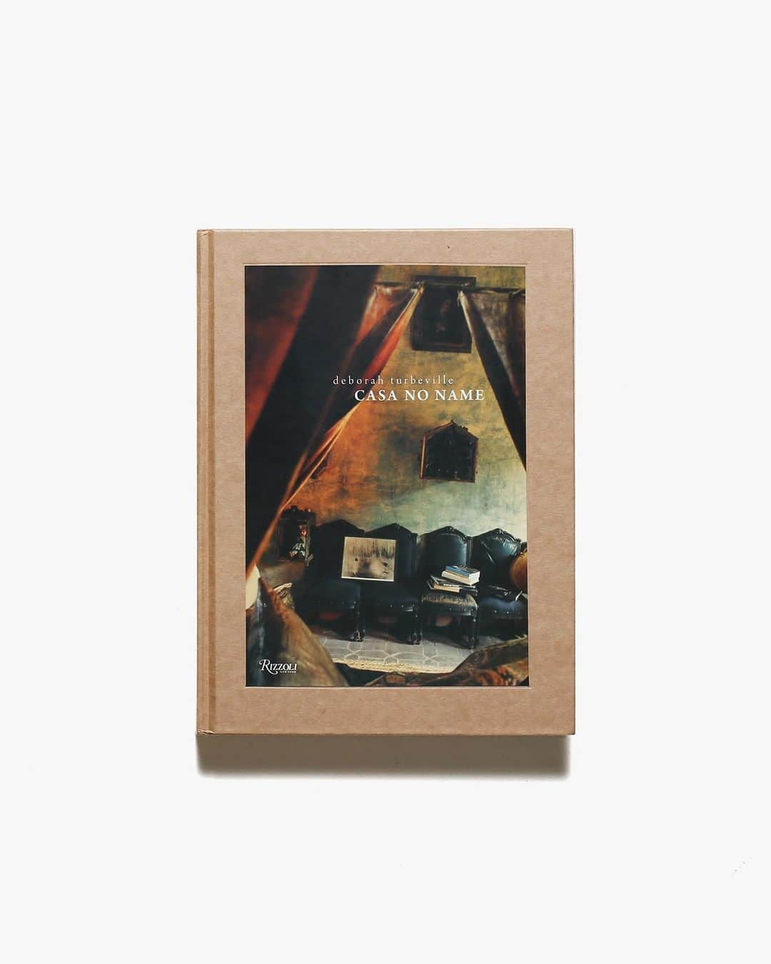 nostos booksさんのインスタグラム写真 - (nostos booksInstagram)「『神聖空間縁起』、『草月とその時代 1945-1970』、フィン・ユールの作品集、岩宮武二の写真集、隈研吾の展示図録など41冊を入荷しました。  オンラインストアへは商品タグをタップ◯ 　 入荷本からおすすめ10選  ----------  1冊目 『神聖空間縁起』 建築家・毛綱毅曠による文章と、藤塚光政による写真、そして横尾忠則の二百数十点におよぶドローイングで構成された時空間旅行記。著者自ら「未来の都市や建築への予言めいた大ボラ」と称する、神社仏閣を巡る宇宙建築の旅。   ----------  2冊目 『草月とその時代 1945-1970』 1998年に芦屋市立美術博物館と千葉市美術館などで開催された展示の図録。草月流の初代家元・勅使河原蒼風と、その精神を引き継いだ三代目家元・勅使河原宏の活動を軸に、戦後から1970年代の日本の先鋭的な美術を紹介。生け花の枠内にとどまらない精力的な創作活動や、芸術家たちとの交流を追う。  ----------  3冊目 『Donald Judd Spaces: Judd Foundation New York ＆ Texas』 アメリカの美術家ドナルド・ジャッドのニューヨークとテキサスにおける生活空間と仕事場を紹介する写真資料集の増補第2版。ジャッドの現存する生活空間と作業空間を構成する建物の内部と外装、土地について詳しく説明するとともに、新たに依頼された写真とアーカイブ写真、作家による5つのエッセイで構成されている。  ----------  4冊目 『図説 日本の結び 新装版』 日本の原始から近代までに生み出され伝わる「結び」の方法を集成した資料集。機能面から作業結びと装飾結びに大別し、そのおのおのを接合法、結着法、結束法、縮結法、結節法の5種に分類し図版とともに解説。   ----------  5冊目 『Casa No Name』 ヴォーグやハーパース・バザーなどで活躍したファッション写真家、デボラ・ターバヴィルの写真集。木製の人形や聖書の場面を描いたフレスコ画など、メキシコの自邸を撮影した幻想的な作品を掲載。  ----------  6冊目 『都市を触発する建築 ホテル イル・パラッツォ』 1989年に福岡に開業したホテル イル・パラッツォの写真資料集。基本設計をアルド・ロッシ、レストランやバーを内田繁、倉俣史朗、エットーレ・ソットサス、ガエターノ・ペッシェらが手がけ、日本におけるデザイナーズ・ホテルの先駆けとなったイル・パラッツォを細かに紹介。アートディレクションは田中一光によるもの。   ----------  7冊目 『京 Kyoto in Kyoto』 写真家、岩宮武二の作品集。日本の古都、京都の自然や文化遺産を撮影したもの。「暮らしのいろ」「春夏秋冬」「祈りのかたち」といった章にわけ、京都の表情を印象的に切り取っている。巻末には写真の解説を掲載。テキストは大佛次郎によるもの。限定2000部発行。  ----------  8冊目 『Finn Juhl: Life, Work, World』 ヤコブセン、ウェグナーとともにデンマーク家具の代表的デザイナーとして知られる建築家、家具デザイナー、フィン・ユールの作品を包括的に紹介する初めてのモノグラフ。豊富な写真とスケッチが多数掲載された一冊。   ----------  9冊目 『Furniture Boom: Mid-Century Modern Danish Furniture 1945-75』 ミッドセンチュリー・モダンスタイルの中心的な存在であるデンマーク家具の資料集。ハンス・J・ウェグナー、フィン・ユール、アルネ・ヤコブセン、ポール・ケアホルムらの象徴的な作品とともに、遊牧民の家具、子供用家具、オフィス家具、また木製、スチール製、プラスチック製など1945〜1975年における多様なデンマークの家具を包括して紹介。  ----------  10冊目 『Jutaku: Japanese Houses』 坂茂、藤本壮介、伊東豊雄、隈研吾、五十嵐淳、遠藤秀平など、日本を代表する建築家が手掛けた作品から新進気鋭の若手建築家まで、日本全国に建てられた500軒あまりの住宅を1枚づつ掲載した写真集。現代日本の住宅建築を一望できる一冊。   ----------------------  店舗情報はこちら @nostosbooks  ----------------------  オンラインストアは毎日19時更新○  ----------------------  #nostosbooks #ノストスブックス #祖師ヶ谷大蔵 #砧」7月7日 8時00分 - nostosbooks