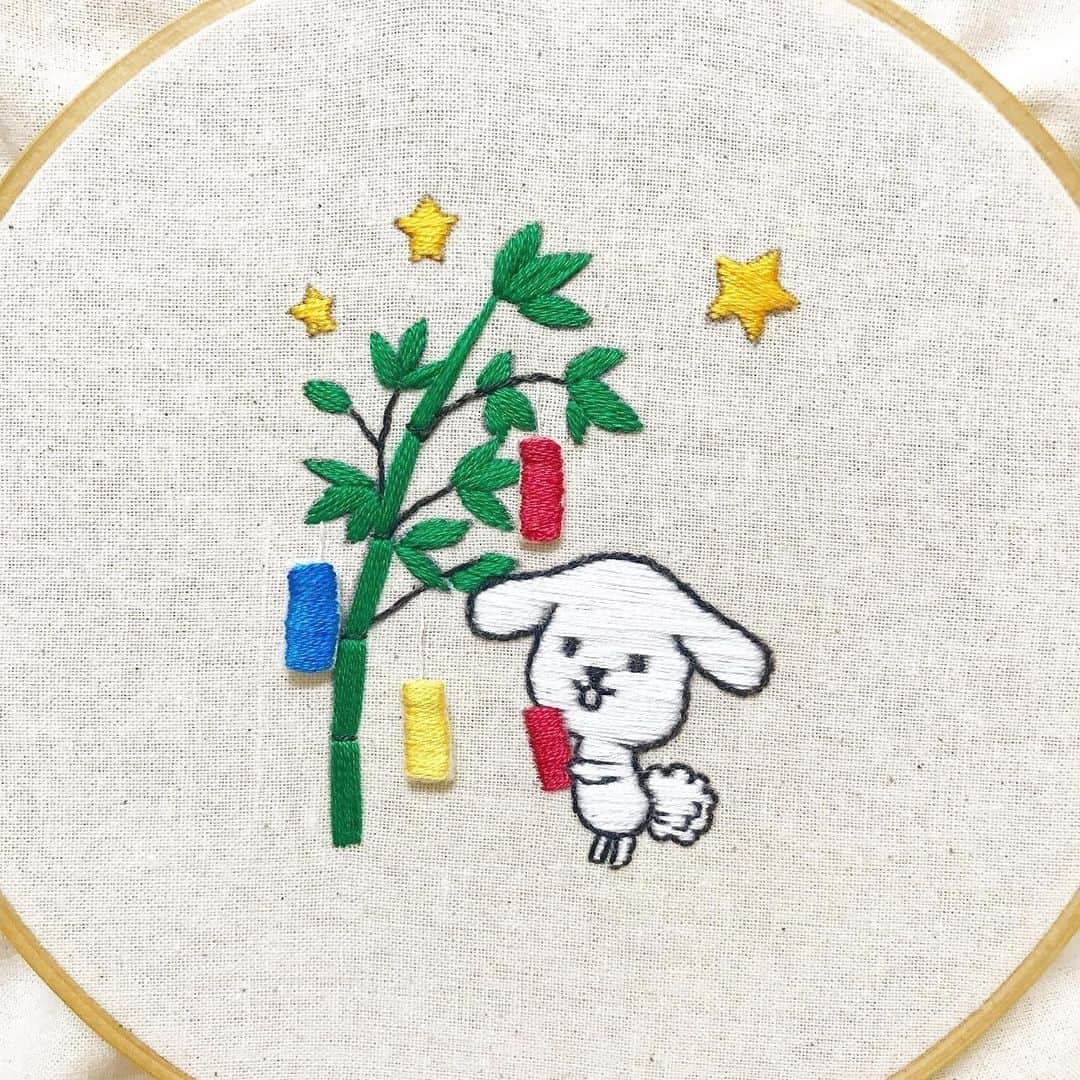 ダスキン ダス犬【公式】のインスタグラム：「. 【アートdeダス犬♪ハンドクラフト企画】  今日は #七夕 ！ ということで揺れる短冊がポイント  @thefirst_stitch さんに作品を作ってもらったよ🎋✨  ダス犬の願い事はやっぱり…🍩 だいすきなドーナツをおなかいっぱい食べれますように…！ みんなはどんな願い事書いたのか教えて～◎  💡揺れる短冊が気になる方は 　ダス犬Twitterをチェックしてね！  #ダス犬の七夕 #揺れる短冊 #ゆるいダス犬  刺繍監修 @thefirst_stitch」