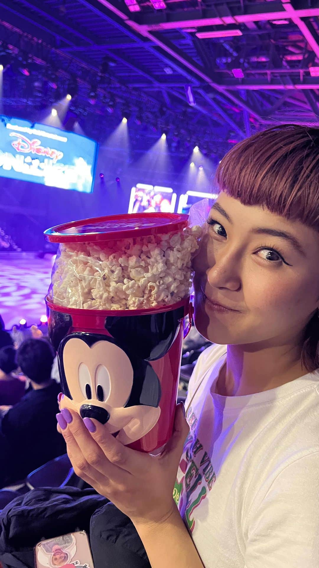 村上佳菜子のインスタグラム：「#ディズニーオンアイス オープニングアクト滑らせてもらった！ とってもエキサイトな経験だった！ #happiness 🩷 . . . ##figureskate #figureskater #skate #skater #olympian #tagsforlikes #followme  #我的最愛 #照片  #请关注一下 #팔로우미 #팔로우환영　#일상　#94년생　#데일리」