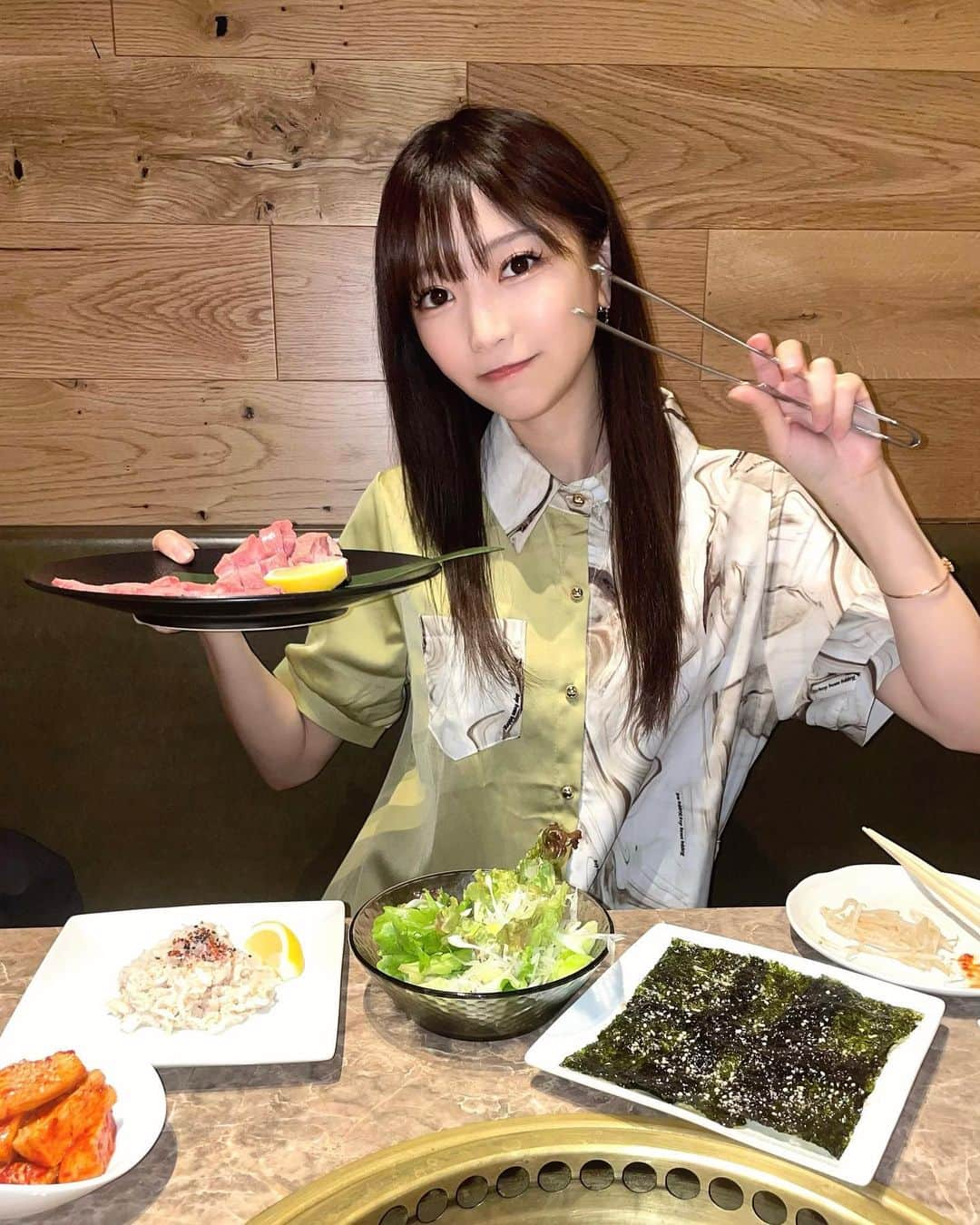 吉沢朱音さんのインスタグラム写真 - (吉沢朱音Instagram)「おはよう☺️♡ 焼肉LOVEすぎて毎週食べてる気がする() 野菜もお肉も米も取れるから健康的〜 . 福岡から来た弟にご馳走したお姉ちゃんえらい(私)🍖 . . . #焼肉 #六本木グルメ #六本木焼肉 #mitsukuni #焼肉好き」7月7日 8時05分 - nesomagic72