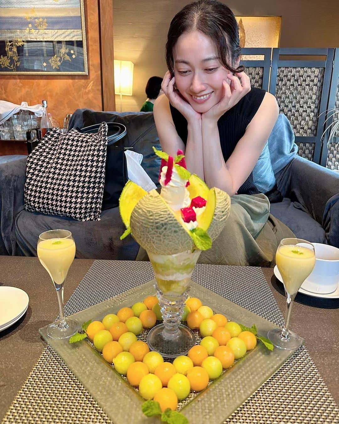 天宮菜生さんのインスタグラム写真 - (天宮菜生Instagram)「. 夏は🍈✨️ こんなすてきなパフェを食べた次の日(昨日の夜)はまたスイカを頂けたり、本当にフルーツに囲まれて幸せなこの頃(*˘︶˘*).｡.:*♡ . 皆さん毎日暑いですが体調崩してませんか?! . 色々流行りまくっているということで、怯えながら移動をしています🥹 . 体調崩したら色々できなくなってしまうので、気をつけて過ごしていきたいです💦 . 写真を見て改めて.....私って果物が好きなんだなぁ☺️ .  #メロン  #パフェ  #いつものお店  #夏の果物 . . . . .  #元宝塚歌劇団  #宝塚og   #天宮菜生  #シンガー  #リハビリメイクセラピスト」7月7日 8時05分 - naoamamiya_official