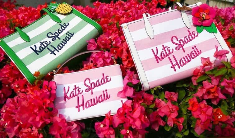 ロイヤル・ハワイアン・センターさんのインスタグラム写真 - (ロイヤル・ハワイアン・センターInstagram)「「ロイヤル・ハワイアン・センター」B館1階にあるニューヨーク発の人気ブランド「ケイト・スペード ニューヨーク」から、夏の新作＆ハワイ店限定のクラッチが登場しました。  ピンクや緑のストライプのポップなデザインがケイト・スペードらしいバッグは、Hawaiiのロゴ入り。  パイナップル、ハイビスカスのチャームもポイントです。  ハワイでしか買えないレア度の高い商品なので、お土産や旅の記念にもおすすめです。  ケイト・スペード ロイヤル・ハワイアン・センター店には、ほかにもクラシックシリーズのバッグやお財布といった小物、アパレル商品も多数そろっています。  ぜひ訪れてお気に入りを見つけてみてくださいね！  #ハワイ #ハワイ好き #ハワイ好きな人と繋がりたい #ロイヤルハワイアンセンター #ワイキキ #ケイトスペード  #ハワイ土産 #ハワイ限定 #ハワイショッピング #ハワイ旅行 #ハワイ観光 #ハワイ情報 #hawaii #waikiki #royalhawaiiancenter #katespade #hawaiiexclusive #hawaiitrip #hawaiitravel #hawaiishopping」7月7日 8時15分 - royalhwnctrjp