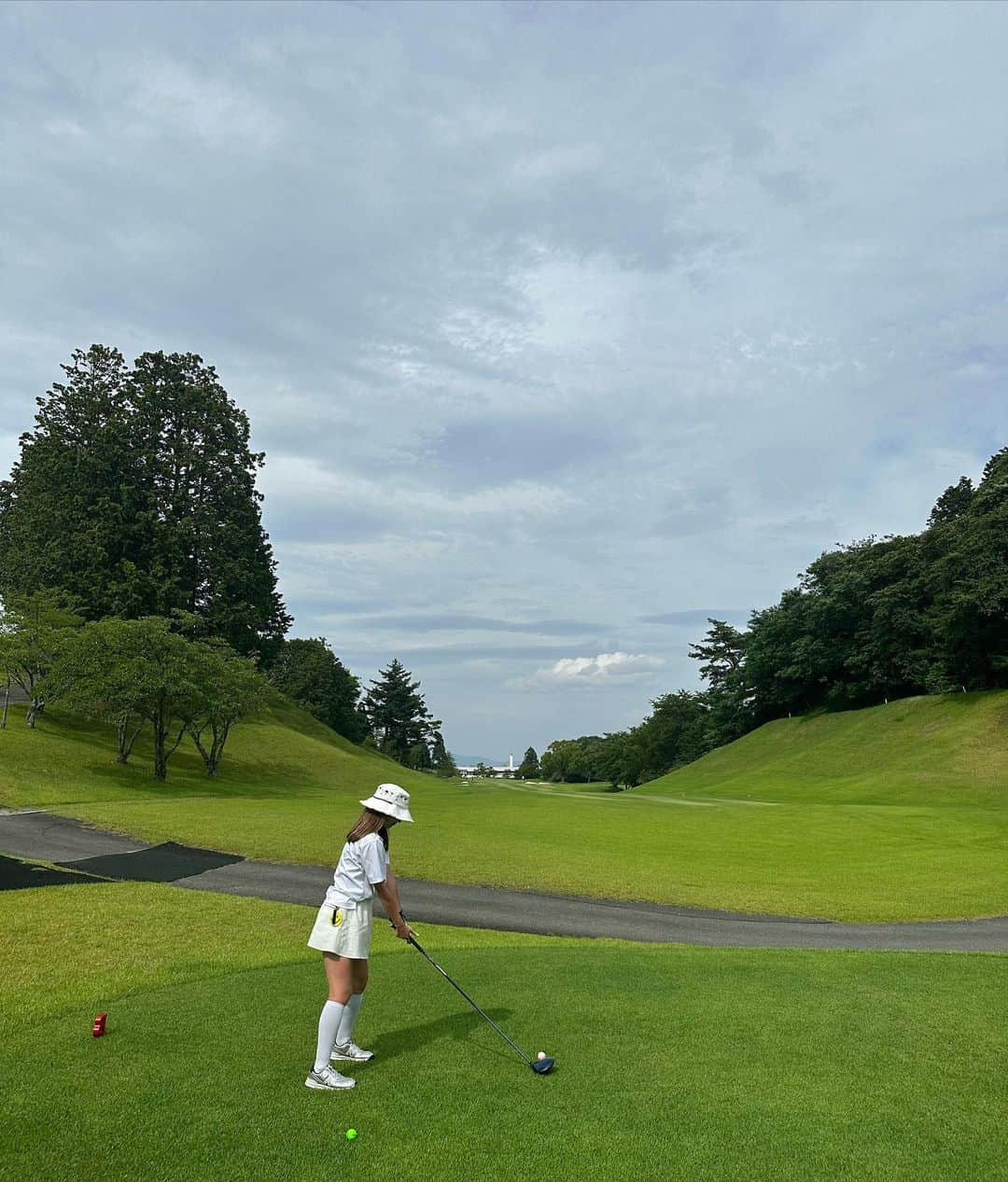 松本明子のインスタグラム：「・ いつメンゴルフ⛳️ この日はいつメン一名が負傷中につき、近場に練習がてら行ってきました🏌️‍♀️予定していたゴルフがなくなるかも？の話題になったら、あたちゃん喜んでる？って心の中を読まれてます😂 生意気やけど、初めてキャディーさんなしのラウンド。キャディーさんのありがたみを感じました🫶練習頑張ってるつもりなのに全然あかん😇 もっと楽しめるように頑張ります。って毎回これ言ってるな🤪 ・ #ゴルフ#ゴルフ女子 #ゴルフウェア #ゴルフコーデ #golf #golfing  #suicgolf #pearlygates」