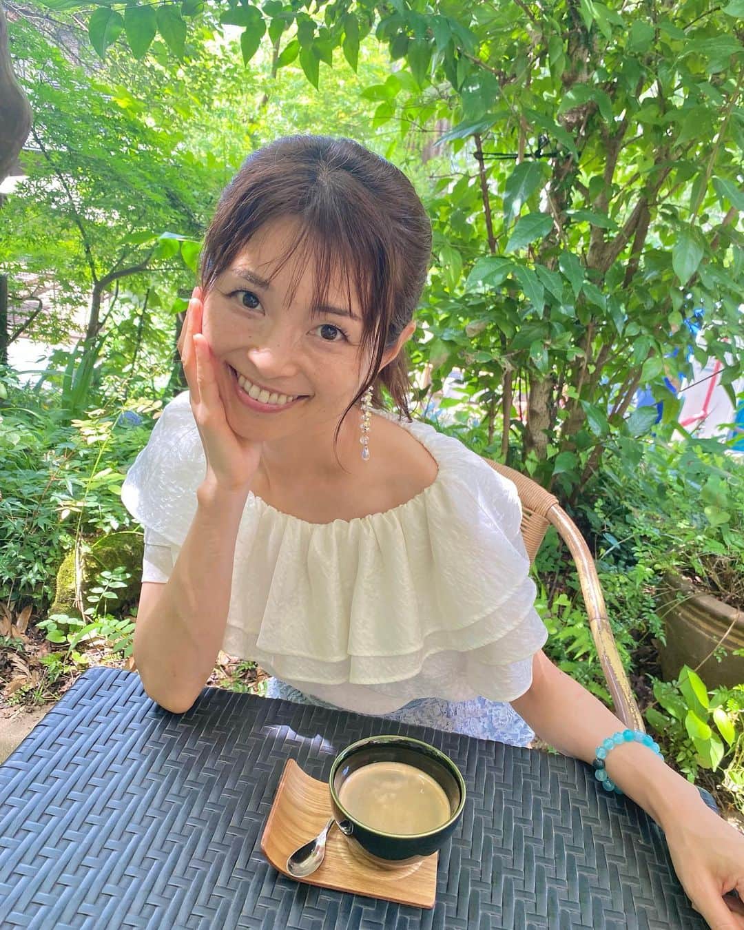 藤田りえのインスタグラム：「七夕だねぇ🎋 ⁡ 関東地方は例年雨の日が多いのだけれど 今年は晴れた夜空を眺められそう。 ゆーても東京じゃ星空は堪能できへんな。 ⁡ みんな願い事は何するー(°▽°)？ (行事に乗っかるタイプ) 書いて、それを声に出して 誰かに伝えて行動していると叶うよ。 ⁡ んで、 起こることはすべて最善なのだと信じてね。 ⁡ ⁡ お知らせ♡ 昨日からthreads始めました！ プロフィールトップに8913100という番号が表示されているので それをタップしてみてね。 フォロー待ってるぅ ⁡ #藤田りえ #48歳 #1974年生まれ #アラフィフ #アラフォー #40代 #ごきげんさんでいこう #七夕 #threads」