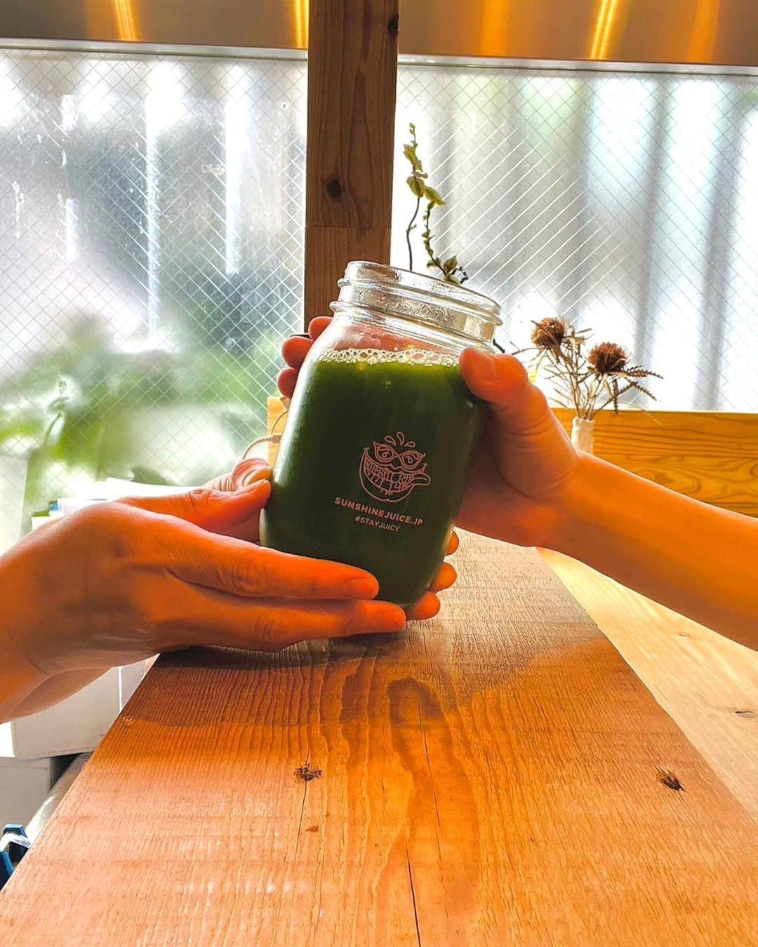 Sunshine Juiceのインスタグラム：「. 🍎🥒HAPPY JUICY FRIDAY🍊🍋 【毎週金曜日限定】  待ちに待った金曜日！週末は予定があったり「ジュースは飲みたいんだけど要冷蔵のジュースの持ち歩きは難しい！」というお声が多いので、週末もジュースを飲んでご予定も楽しんで欲しいという想いを込めて🧡 お店でお得にジュース&ショットが飲めるメニューをご用意しました！  【内容】 🌞スタッフおすすめジュース(グラスでの提供、毎週メニューは変わります) ・200ml ¥600 ・400ml ¥1,000  🌞ショット(ショットグラスでの提供) 疲労回復リハブショット💪 デトックスケールショット🥬 ハングオーバーキラーウコンショット🍻 どれでも30ml ¥400  ※このメニューのお持ち帰りはできません。イートインのみ。  ご予定前に恵比寿店に立ち寄ってサクッとエネルギーチャージ！ みなさまのご来店お待ちしております😊  #sunshinejuice#stayjuicy#coldpressedjuice#drinkjuice#enegyshot#コールドプレスジュース#金曜日限定」