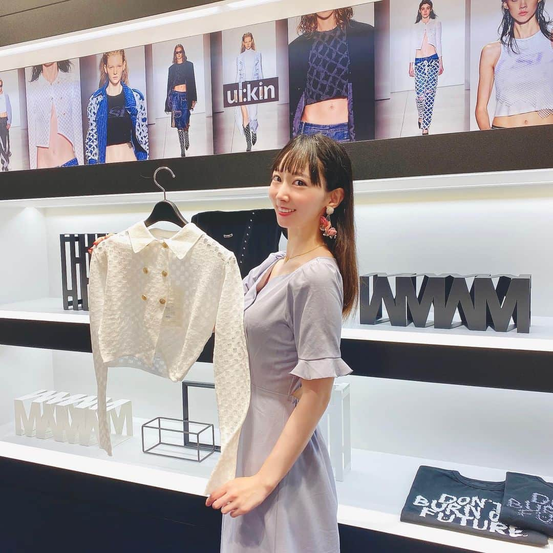 恵美のインスタグラム：「.  先日ソウルファッションウィーク オープンイベントに参加してきました🇰🇷  東急プラザ銀座の8Fに ロッテ免税店銀座店が あるのをご存知でしょうか？🇰🇷💄  ここには韓国コスメやスキンケア、お酒など 様々なブランドがあります💎  本来免税店のご購入は、60日以内に海外へ 出国される方しか購入できないのですが、 今回のソウルファッションウィーク館の商品は 出国しなくても購入ができちゃいます✨  かわいいコスメがたくさんあると 目移りしちゃいますね🤭💕  Qoo10にロッテ免税店 公式ストアーもあります🎀  秘密のパスワード sfw0626 Qool0で「ロッテ免税店公式ストア」 を検索してみてください✨  🌹Qoo10 の購入方法 1タグ付けの @lottedutyfree_ginza をタップ 2プロフィールのURLをタップ  今後ロッテ免税店銀座店では ファッション関連の様々なイベントや K-Fahsionに注力していくようなので ますます目が離せませんね🥰  https://www.qoo10.jp/shop/LotteGinza  #ロッテ免税店銀座店 #PR #K-FASHION #ソウルファッションウィーク」