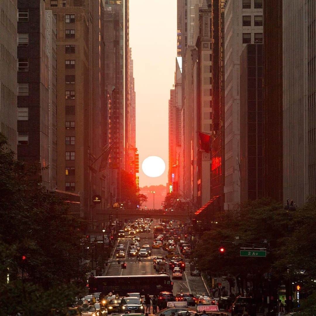 アメリカ自然史博物館のインスタグラム：「Next week is your last opportunity to see the Manhattanhenge Effect this year! Celebrate this phenomenon with us on Thursday, July 13. To mark the occasion, Museum Senior Scientist Jackie Faherty will be giving a 3D presentation about the science and history behind Manhattanhenge, the phenomenon when the setting Sun perfectly aligns with the cross streets of the grid of Manhattan to create a stunning visual spectacle. After the program, join us for a Manhattanhenge viewing event outdoors with live music from the Williamsburg Salsa Orchestra and a limited-edition custom Manhattanhenge-themed ice cream from NYC’s own Mikey Likes It Ice Cream!  Check out the "Calendar of Events" page at our link in bio for more details. #nyc #uws #museum #amnh」