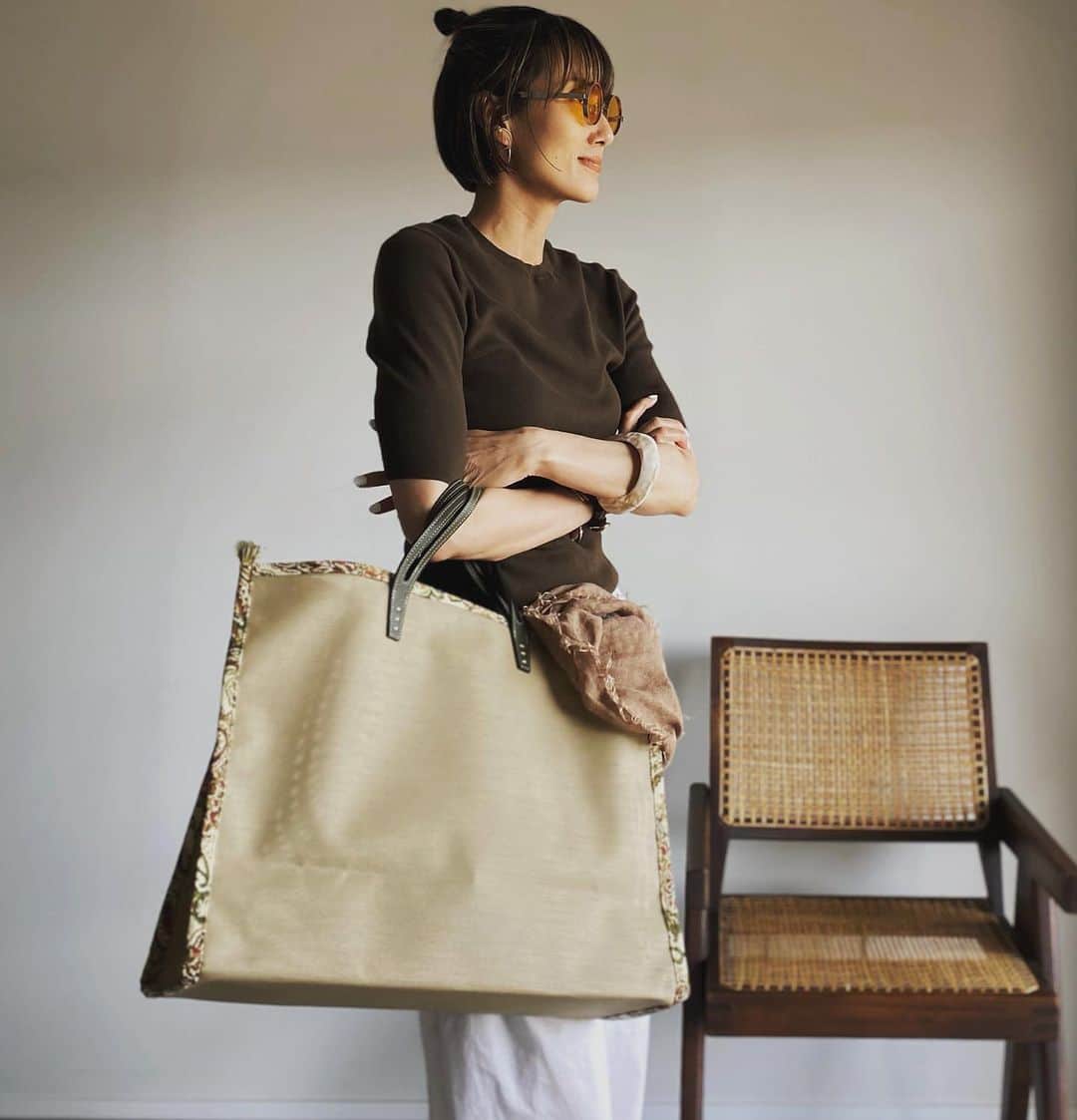 坪田あさみのインスタグラム：「荷物は多いが重いのは苦手な私にぴったりな @a_vacation_ のメッシュタンク。 大好きな配色と四隅の小さなフリンジにときめき💛 （アバケーションのバッグ、一体何個めよ⁉︎）  今日は朝からthreads @threadsapp 祭りでしたね。 こちらのアカウントとあちらで 発信内容を変えようと思ってます。 （今日は試しにどうでもいいこと 呟いてます😅そのうち消します） プロフィールにあるthreadsの数字を タップするか（アプリ入れてない人は表示されてないかも) または@asamit1201 で探して、 よかったらフォローしてくださいませ☺️  #大人カジュアル #大人カジュアルスタイル #大人カジュアルファッション #大人カジュアルコーデ #きれいめコーデ #大人カジュアルコーディネート #大人カジュアル服　#こなれ感 #こなれカジュアル #こなれ #こなれコーデ　#40代 #40代ファッション #40代コーデ　#50代 #50代ファッション #50代コーデ #メッシュバッグ #アバケーション #タンク」
