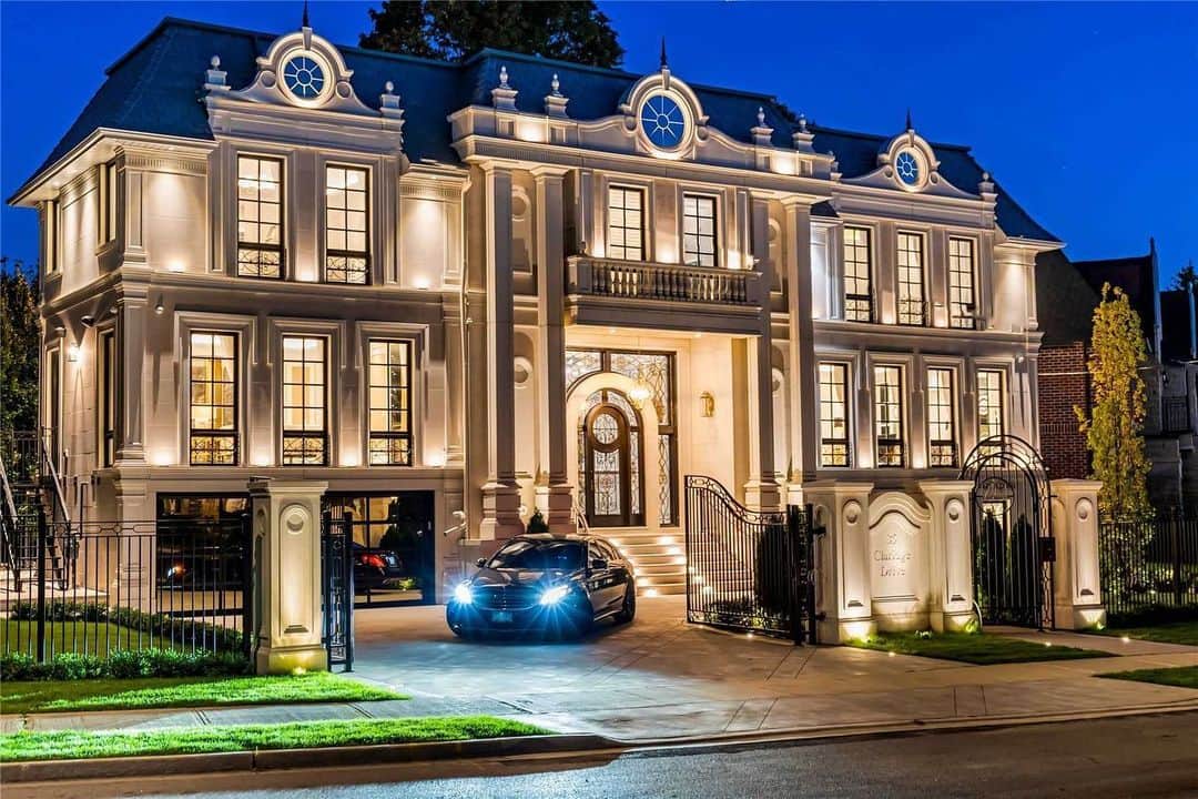Wonderful Placesさんのインスタグラム写真 - (Wonderful PlacesInstagram)「@jj.houseofluxury Get ready to be blown away by this one of a kind custom 7000 sq ft luxury mansion. From the natural limestone facade to the modern design, every detail has been flawlessly executed.  📍Richmond Hill, ON 💰6,899,000 🛌 4+1 Bed 🛁 7 Bath  For more info, contact @jj.houseofluxury or visit www.houseofluxury.ca」7月6日 23時48分 - wonderful_places