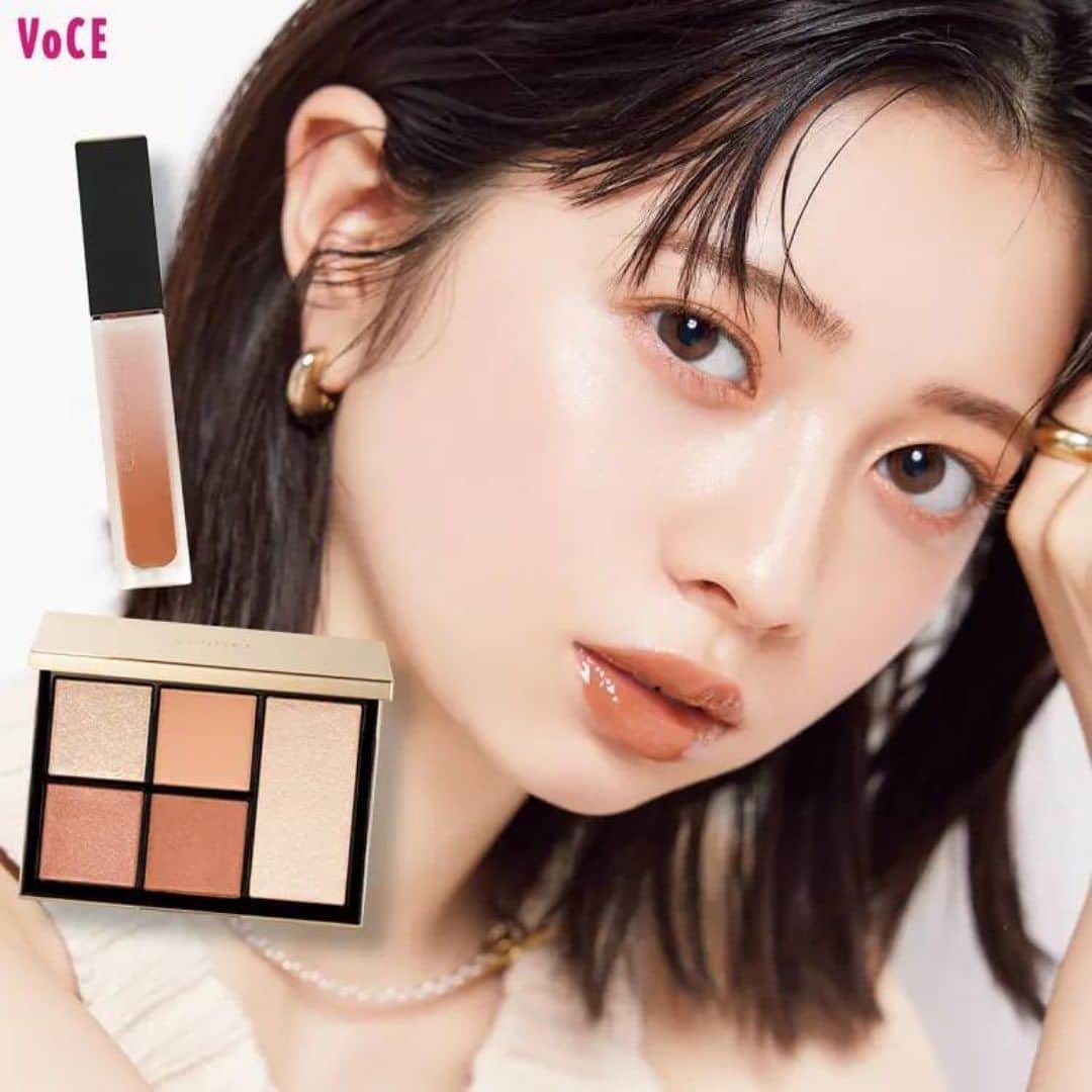 のインスタグラム：「【#桜田ひより】スナイデルのアイパレが可愛すぎ！🎀 透明感UPのツヤベージュメイク🫧💗【人気女優のベスコスメイク！】  「顔立ちが甘めなのでセルフメイクは大人めが好き。くすんだカラーを選ぶことが多いですね」と話す桜田さん。そこで今回は今期の注目カラーでもある、ベージュで大人のメイクにトライ✨✊🏻 温もりを感じさせる赤みやツヤを含んだアイテムを選ぶことで、この色が本来持つ洗練された大人っぽさと同時に、柔らかな透明感も欲張りました🫧  桜田ひより【透明感至上主義！なツヤベージュメイク】💎💫  【Point】血色ツヤ肌 ツヤや血色を含んだベージュを目、頬、唇に配置。血色不足やくすみをはらい美肌効果を。  【Point】ベージュワントーン ベージュで統一することでメイクがこなれた雰囲気に。溶け込むような発色で立体感もアップ。  ◆BASE MAKE-UP ＼中央のピンクゾーンで明るさと立体感を操る／  “クッションファンデーション部門 2位🏅” 【A】ローラ メルシエ フローレス ルミエール ラディアンス パーフェクティング トーンアップ クッション SPF50・PA＋＋＋＋ 全2色 ￥7370（税込・セット価格）  ◆POINT MAKE-UP ＼淡いのにしっかり彫り深な目元に！／  “アイシャドウ部門 5位🏅” 【B】スナイデル フェイス スタイリスト 01 ￥6380（税込） 「4色のシャドウに加えハイライトに最適なカラーもIN！」  “アイブロウ部門 1位🏅“ 【C】フジコ マジカルアイブロウカラー 01 ￥1408（税込） 「眉をしっかり色づけながらふわふわ質感のキープを両立」  ＼赤すぎないブラウンなら適度な盛りもお手のもの／ “マスカラ部門 3位🏅” 【D】b idol 愛ラッシュマスカラR 01 ￥1540（税込） 「優れたカールキープ効果とまつげを労る美容成分のハイブリッド」  “チーク・ハイライト部門 1位🏅” 【E】RMK ピュア コンプレクション ブラッシュ 10 ￥3630（税込） 「コーラルを含んだベージュで肌に血色と無垢さをオン」  ＼とろりとしたツヤと大人めベージュで粋に／ “リキッドルージュ部門 2位🏅” 【F】SUQQU トリートメント ラッピング リップ 02 ￥4400（税込） 「潤いを閉じ込め、塗っている間もオフ後もうるうるの唇に」  ◆HOW TO MAKE-UP  ☑︎BASE 【A】のベージュとピンクを混ぜて全顔に塗り、鼻筋と頬骨にピンクを重ねてメリハリを出す。  ☑︎EYE＆EYEBROW 【B】の2をアイホール全体にのせ、目頭から黒目まで1を重ねる。1と3を混ぜて下まぶた全体にのせ、立体感とデカ目を強調。4で眉の形を軽く整えたら【C】を毛流れに沿ってのせて全体をベージュに。まつげをしっかり上げてから【D】を上下に1度塗り。  ☑︎CHEEK 大きいブラシに【E】を取り頬全体にぼかし、肌の余白を埋めて小顔を狙う。  ☑︎LIP 【F】を輪郭通りに3度塗りして色とツヤをしっかり出す。  「ベージュのイメージを覆す、オシャレさと使いやすさに感動。肌もキレイに見えるなんて！」（桜田ひよりさん）  (インスタ担当T) ーーーーーーーーーーーーーーーーーーーーー VOCEのInstagramでは新作コスメ情報やメイクテク、撮影舞台裏を毎日お届け！ぜひフォロー&チェックして！！ 👉＠vocemagazine  #voce #vocemagazine #新作コスメ #美容好きさんと繋がりたい #コスメ好きな人と繋がりたい #スナイデルアイシャドウ #SUQQUリップ #RMKブラッシュ #夏コスメ #夏コスメ2023」