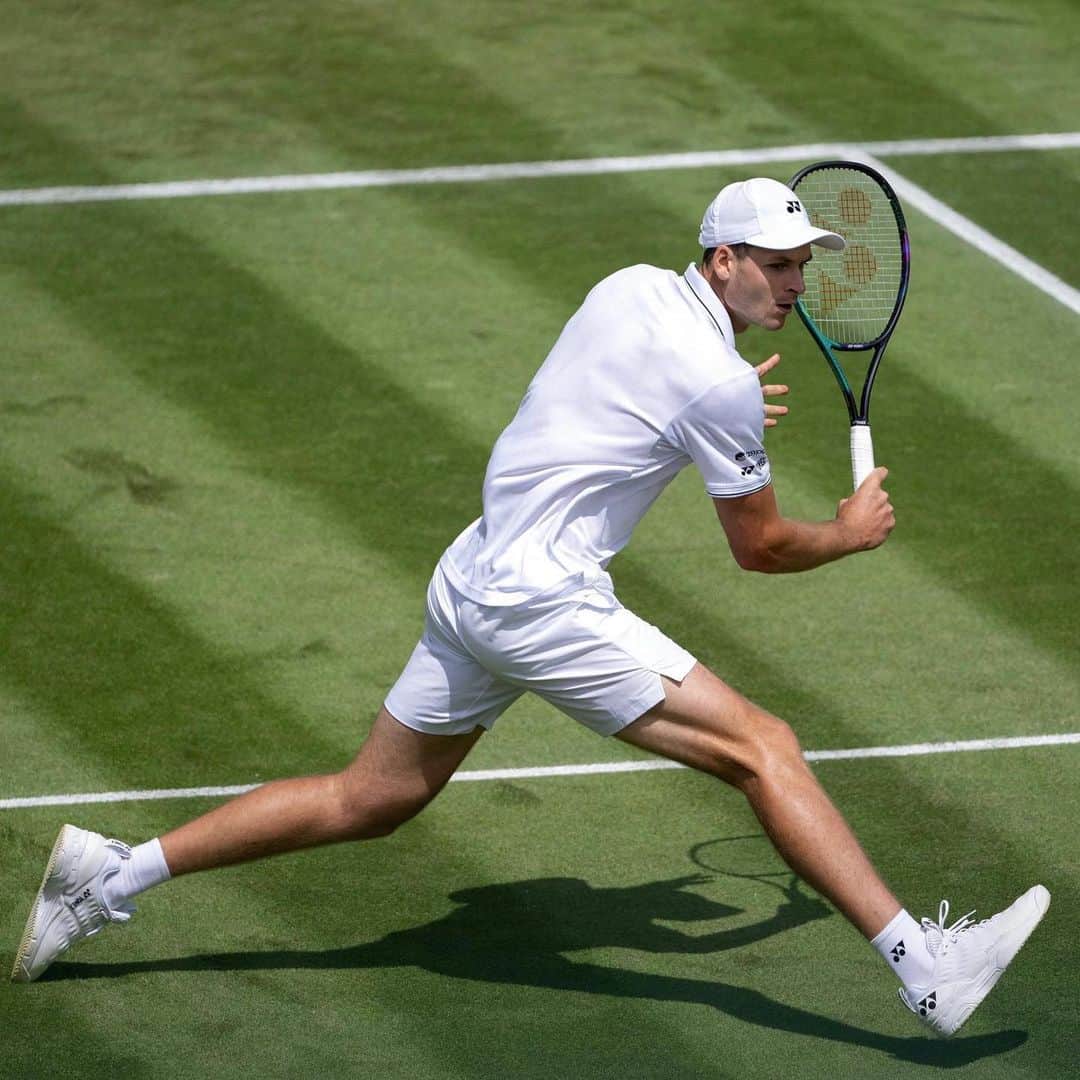 フベルト・フルカチュさんのインスタグラム写真 - (フベルト・フルカチュInstagram)「This place 💚  📸: @Wimbledon | Shaun Botterill/Getty Images」7月6日 23時46分 - hubihurkacz