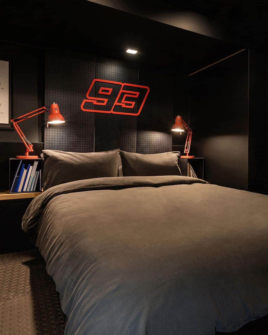 Airbnbさんのインスタグラム写真 - (AirbnbInstagram)「For the first time ever, @motogp fans will be able to sleep in the heart of the action at the Catalan Grand Prix— because @marcmarquez93 is hosting an overnight stay in his squad’s motorhome on Airbnb.  In addition to staying in an area normally reserved for professional riders, guests will be able to take a ride on the MotoGP simulator, get VIP seating to watch the race, and a personal guided tour of the never-before experienced pit boxes.   Booking opens on July 19th at 7PM CEST at the link in our bio.」7月6日 23時58分 - airbnb