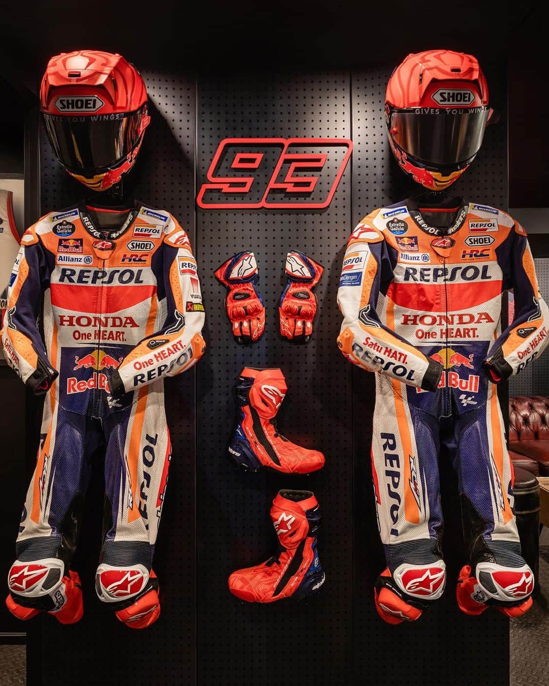 Airbnbさんのインスタグラム写真 - (AirbnbInstagram)「For the first time ever, @motogp fans will be able to sleep in the heart of the action at the Catalan Grand Prix— because @marcmarquez93 is hosting an overnight stay in his squad’s motorhome on Airbnb.  In addition to staying in an area normally reserved for professional riders, guests will be able to take a ride on the MotoGP simulator, get VIP seating to watch the race, and a personal guided tour of the never-before experienced pit boxes.   Booking opens on July 19th at 7PM CEST at the link in our bio.」7月6日 23時58分 - airbnb