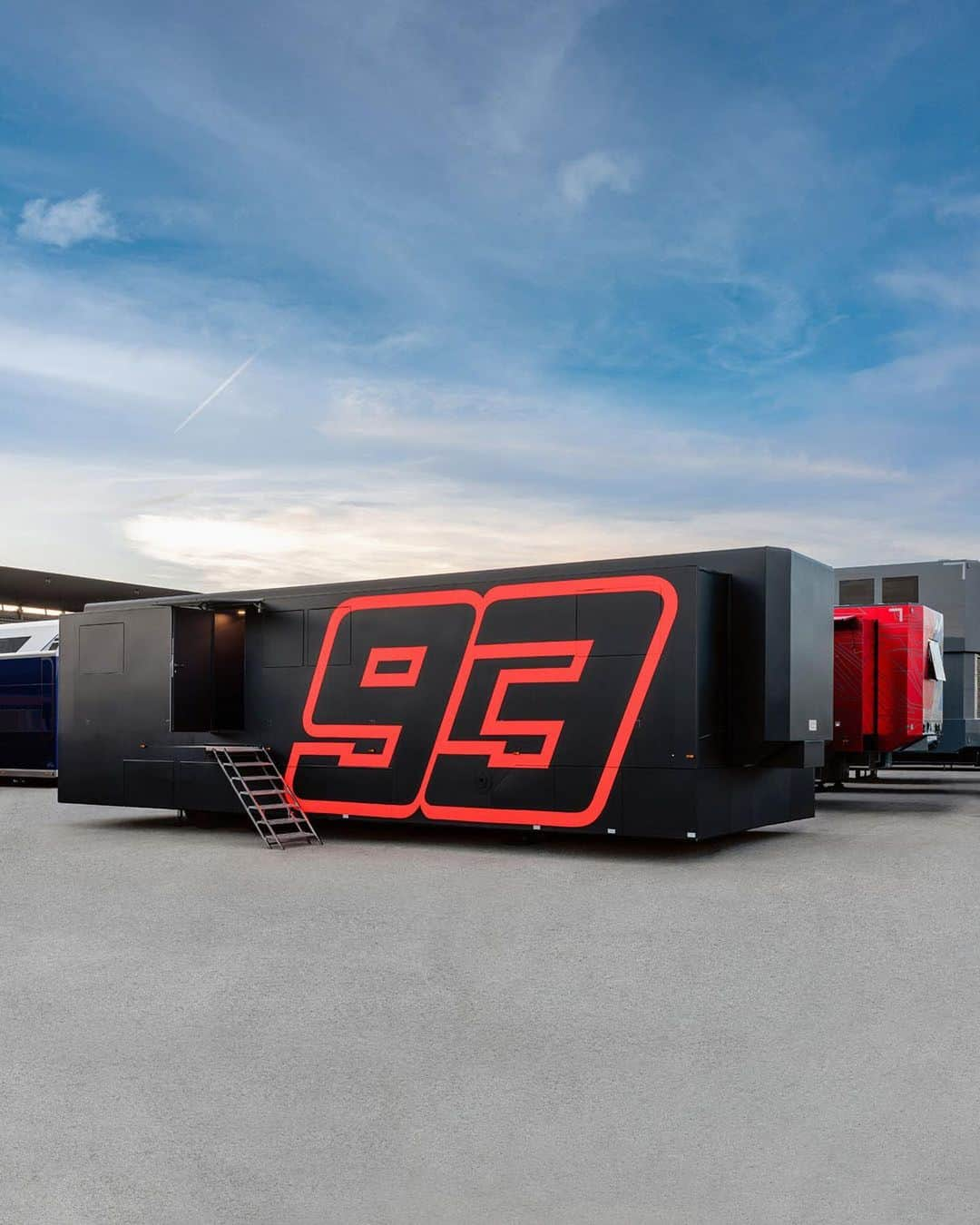 Airbnbさんのインスタグラム写真 - (AirbnbInstagram)「For the first time ever, @motogp fans will be able to sleep in the heart of the action at the Catalan Grand Prix— because @marcmarquez93 is hosting an overnight stay in his squad’s motorhome on Airbnb.  In addition to staying in an area normally reserved for professional riders, guests will be able to take a ride on the MotoGP simulator, get VIP seating to watch the race, and a personal guided tour of the never-before experienced pit boxes.   Booking opens on July 19th at 7PM CEST at the link in our bio.」7月6日 23時58分 - airbnb